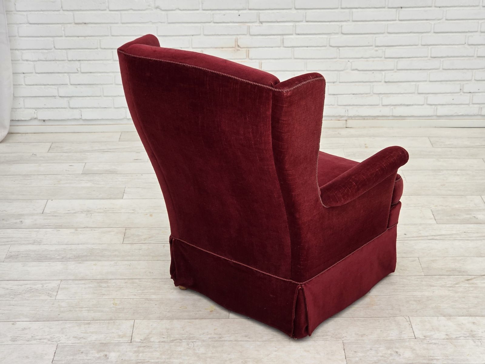 770.0 Jaren 1970, Deense fauteuil met hoge rug, kersrood meubelvelours, essen houten poten. photo