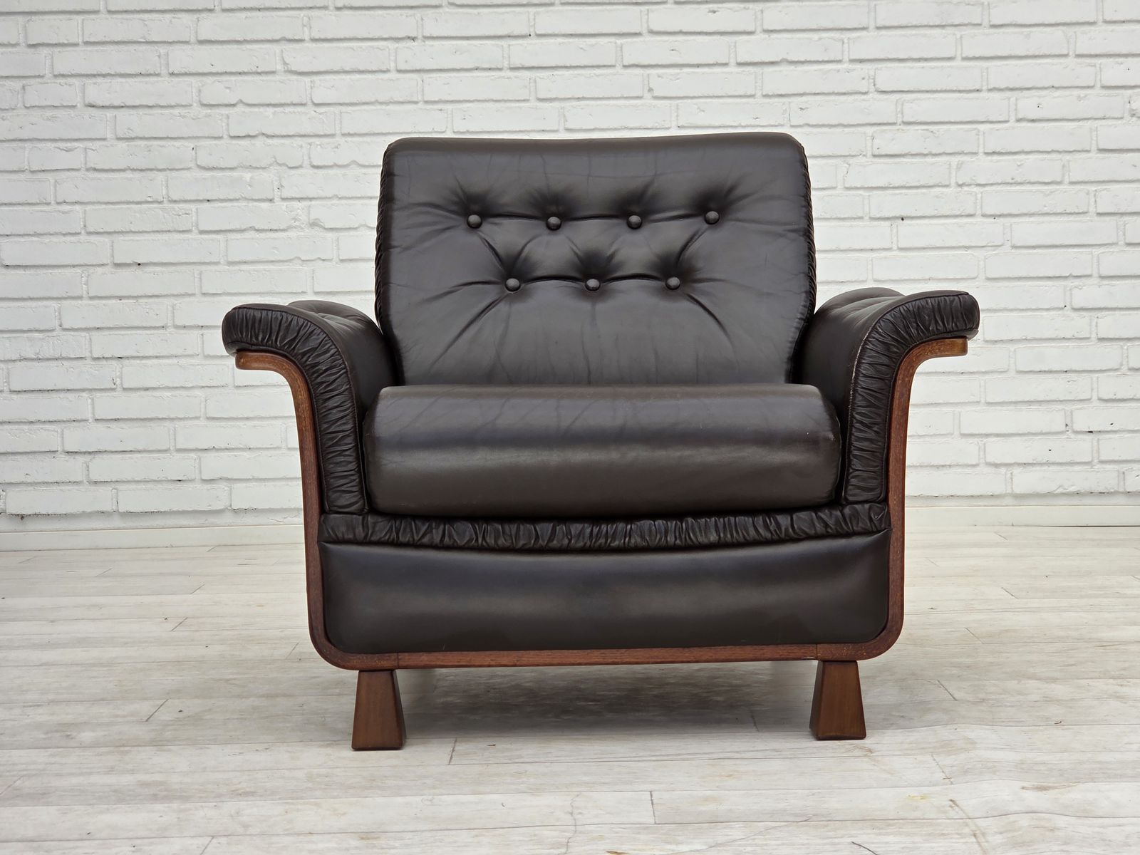 Scandinavische Fauteuil, Ca. Jaren 1970. Bruin Meubelleer, Teakhouten Poten. photo for sale