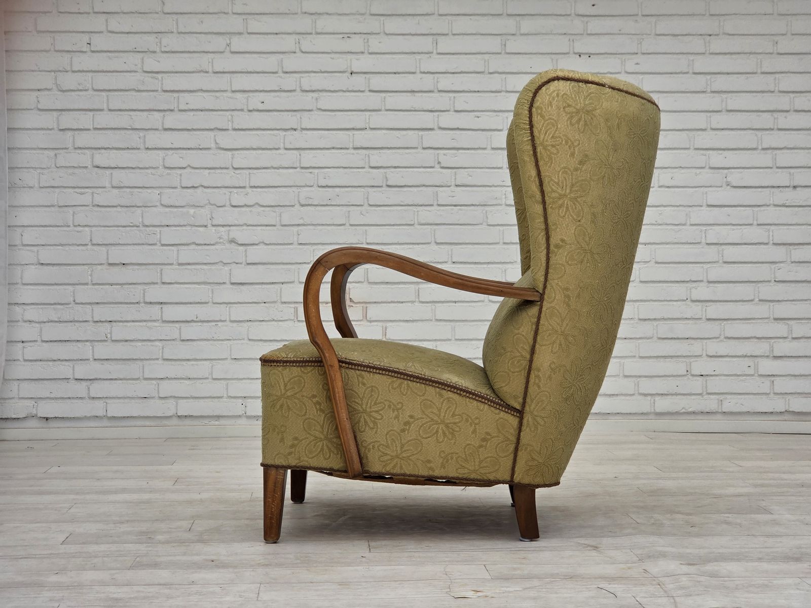 Meubels Ca. Jaren 1960, Deense Fauteuil, Lichtgroen Meubelvelours, Beukenhout. photo
