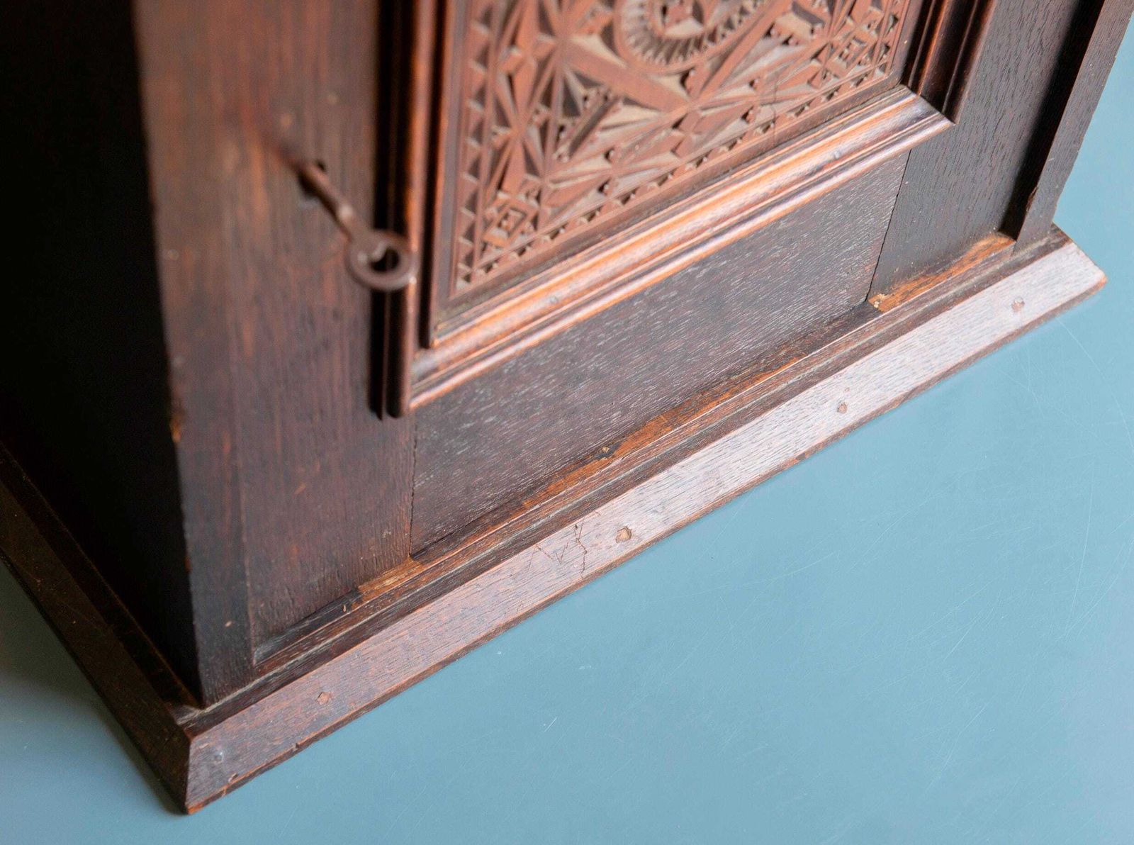 photo furniture Armoire murale d'époque en bois sculptée à la main, XIXe siècle, pharmacie hollandaise rustique
