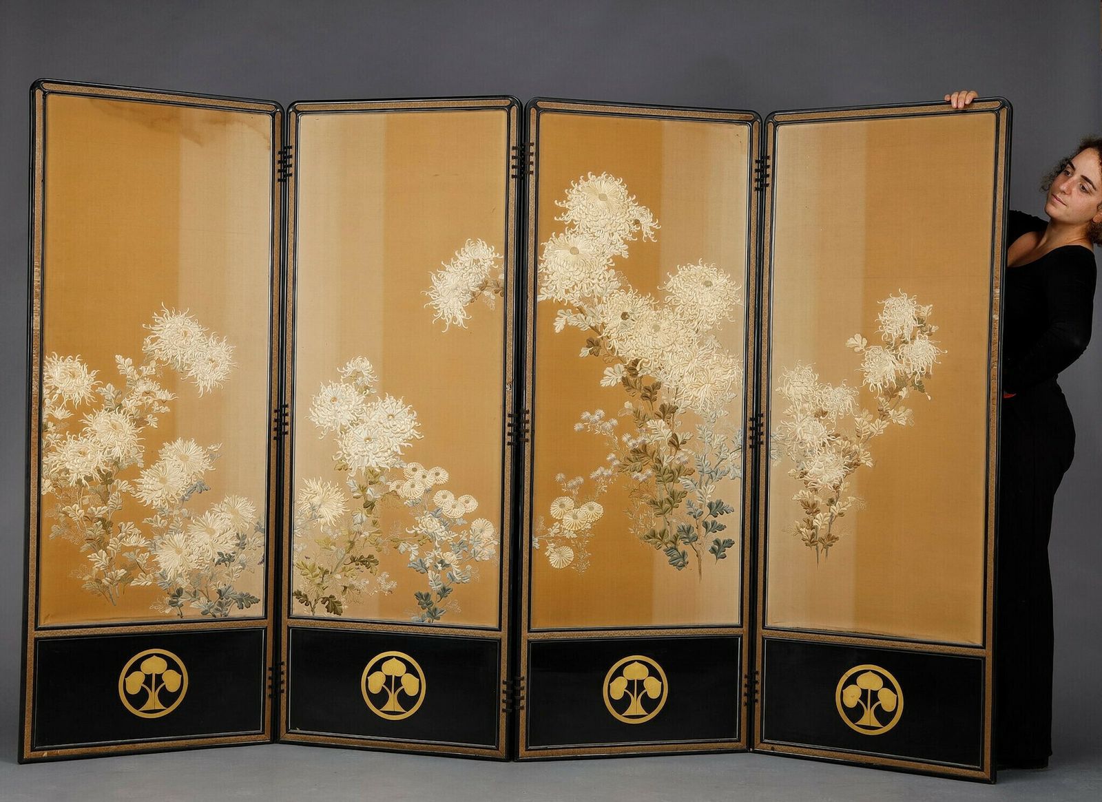Beautiful Chrysanthemum Screen With The Honda Clan Coat Of Arms. Meiji Japan photo Home Decor
