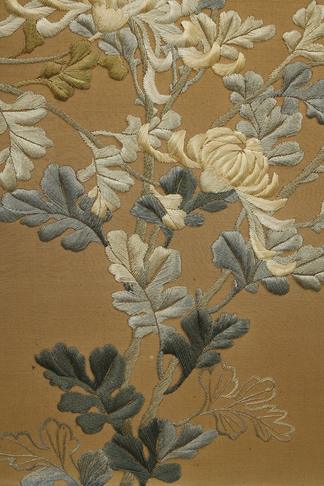 photo vinterior Beautiful Chrysanthemum Screen With The Honda Clan Coat Of Arms. Meiji Japan