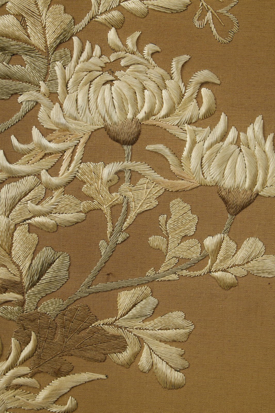 photo buy Beautiful Chrysanthemum Screen With The Honda Clan Coat Of Arms. Meiji Japan