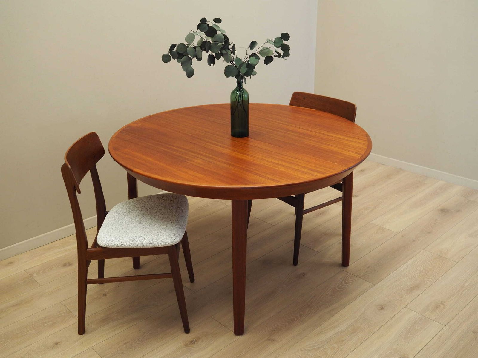 Ronde Teakhouten Tafel, Deens Design, Ca. Jaren 1960, Fabrikant: Gudme Møbelfabrik, Ontwerper: Ole Hald photo for sale