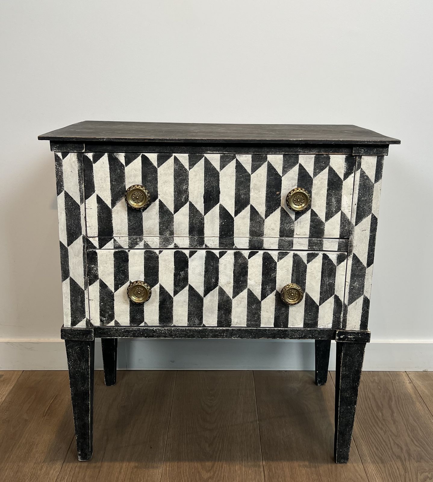 Small Italian Chest Of Drawers Opening With 2 Drawers Patinated With A Trompe L'oeil Checkerboard
