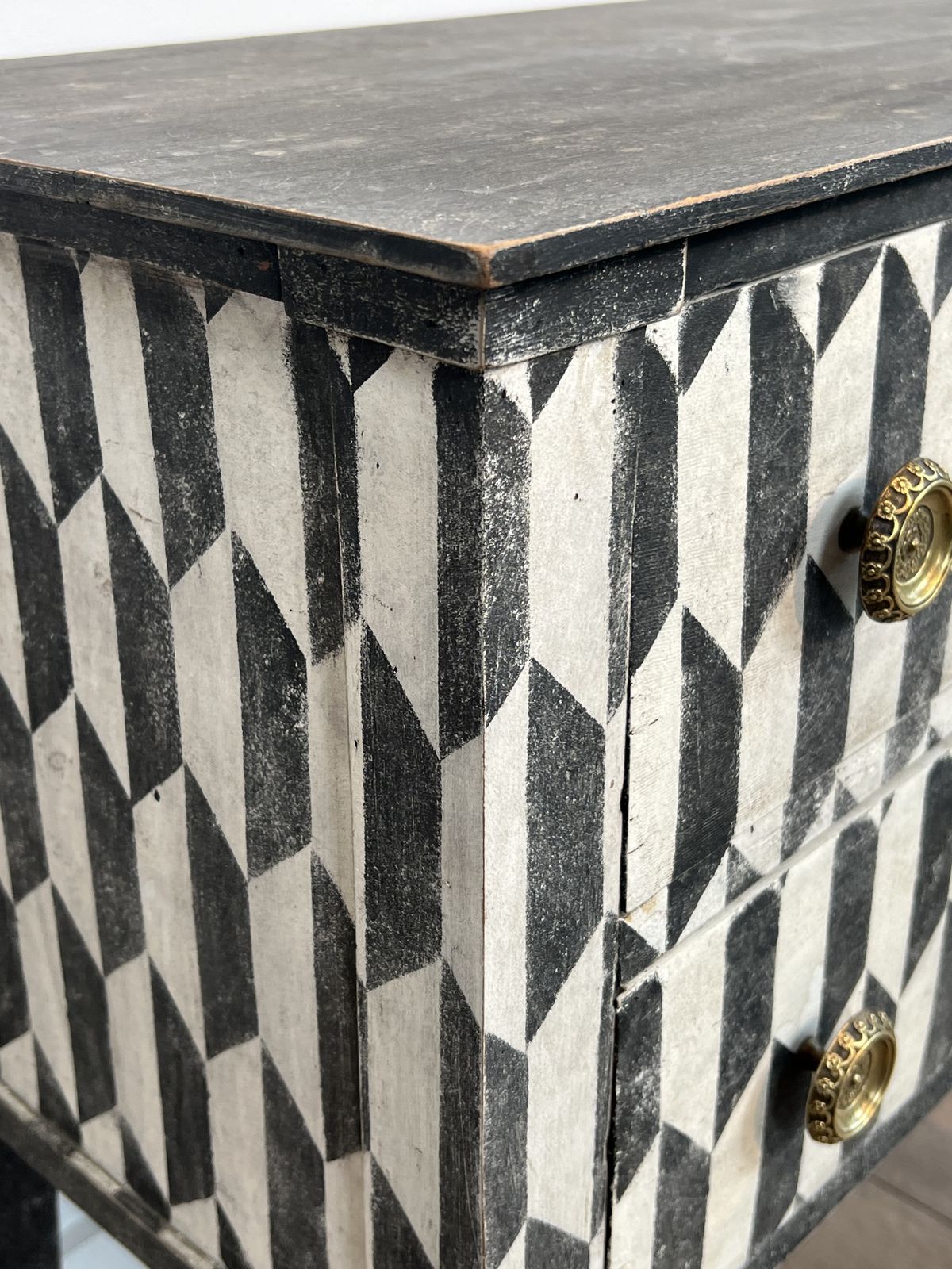 Small Italian Chest Of Drawers Opening With 2 Drawers Patinated With A Trompe L'oeil Checkerboard photo vinterior