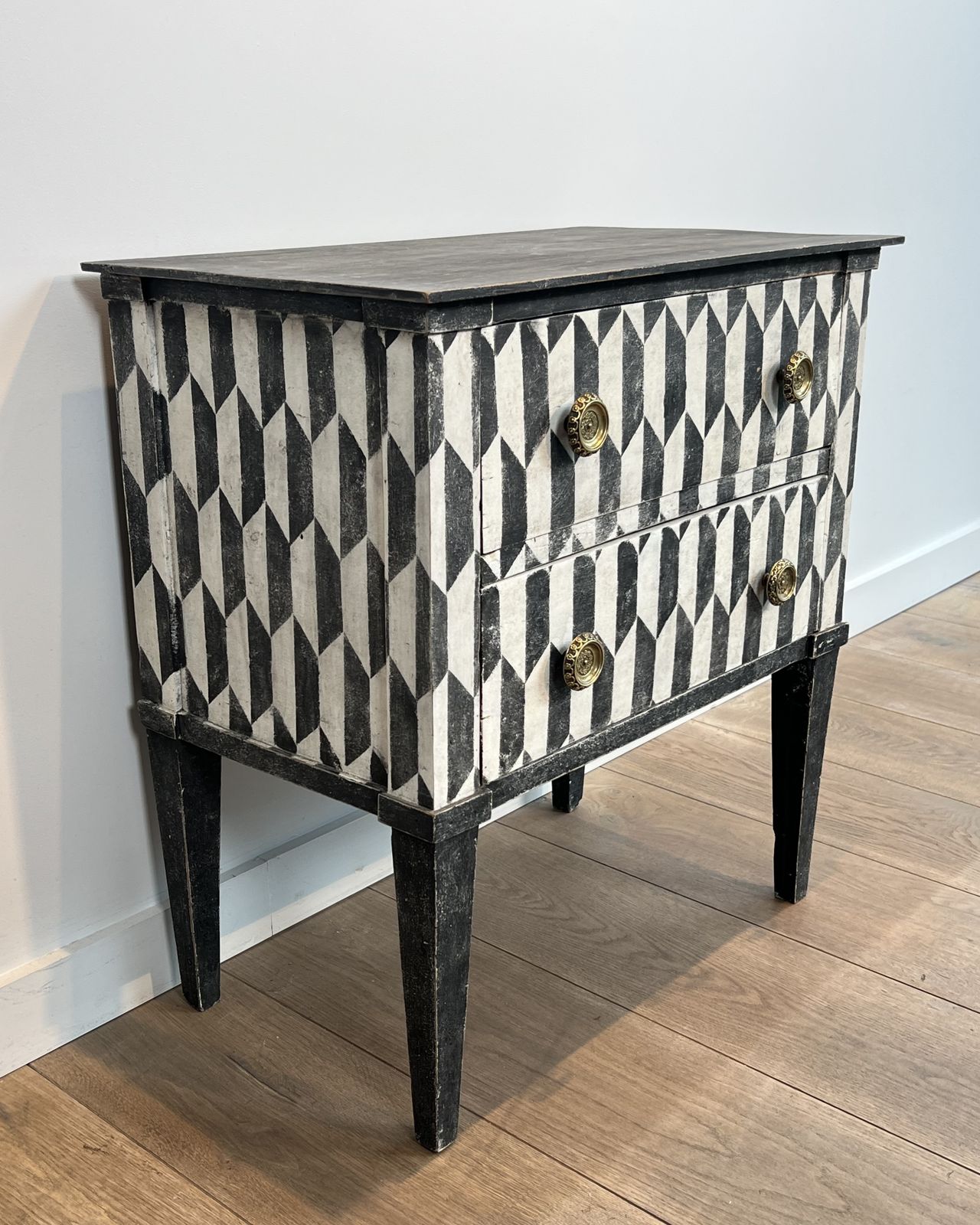 photo vinterior Small Italian Chest Of Drawers Opening With 2 Drawers Patinated With A Trompe L'oeil Checkerboard