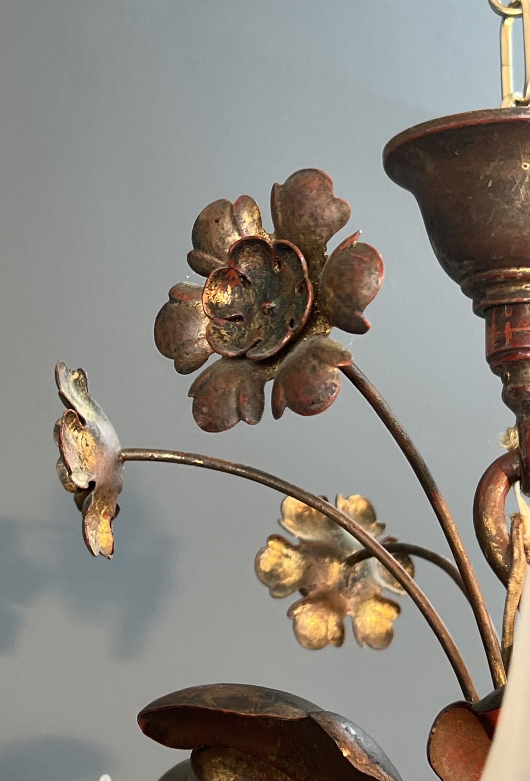 photo vinterior Important 2 Tier Gold Metal Chandelier With 12 Light Arms In The Style Of Maison Baguès