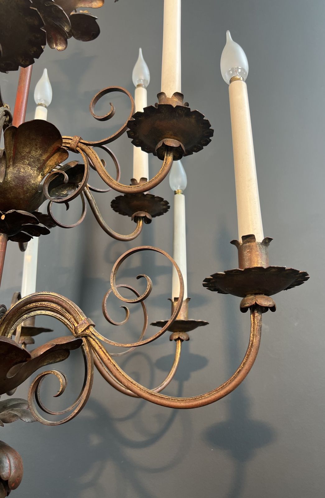 photo vintage Important 2 Tier Gold Metal Chandelier With 12 Light Arms In The Style Of Maison Baguès