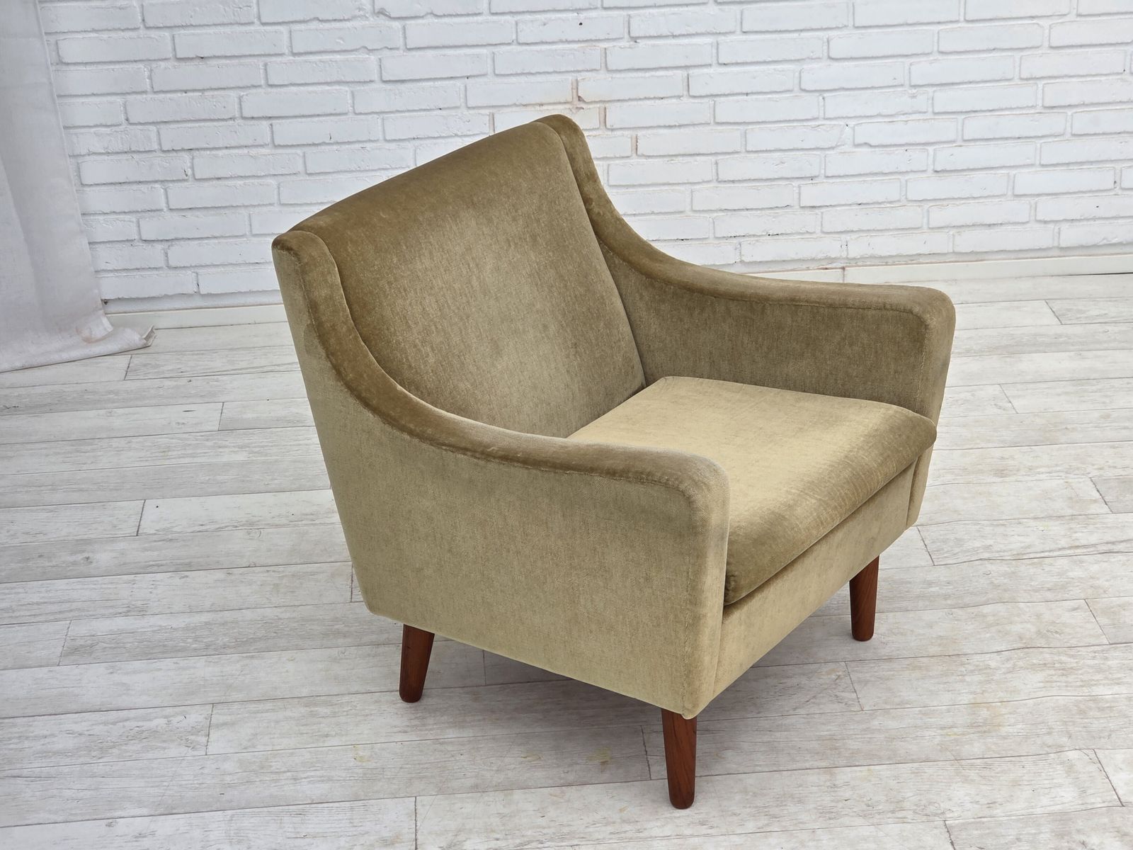 Jaren 1970, Deense Fauteuil, Groen Meubelvelours, Teakhouten Poten. photo vinterior