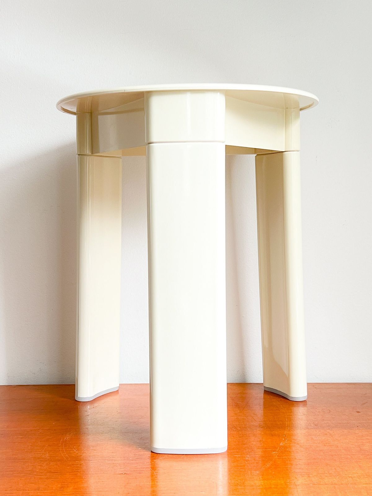 Vintage 'Gedy Italy' Kruk – Jaren 70 – Ontwerp Van Olaf Von Bohr – Wit – Trio – Driepoot photo furniture