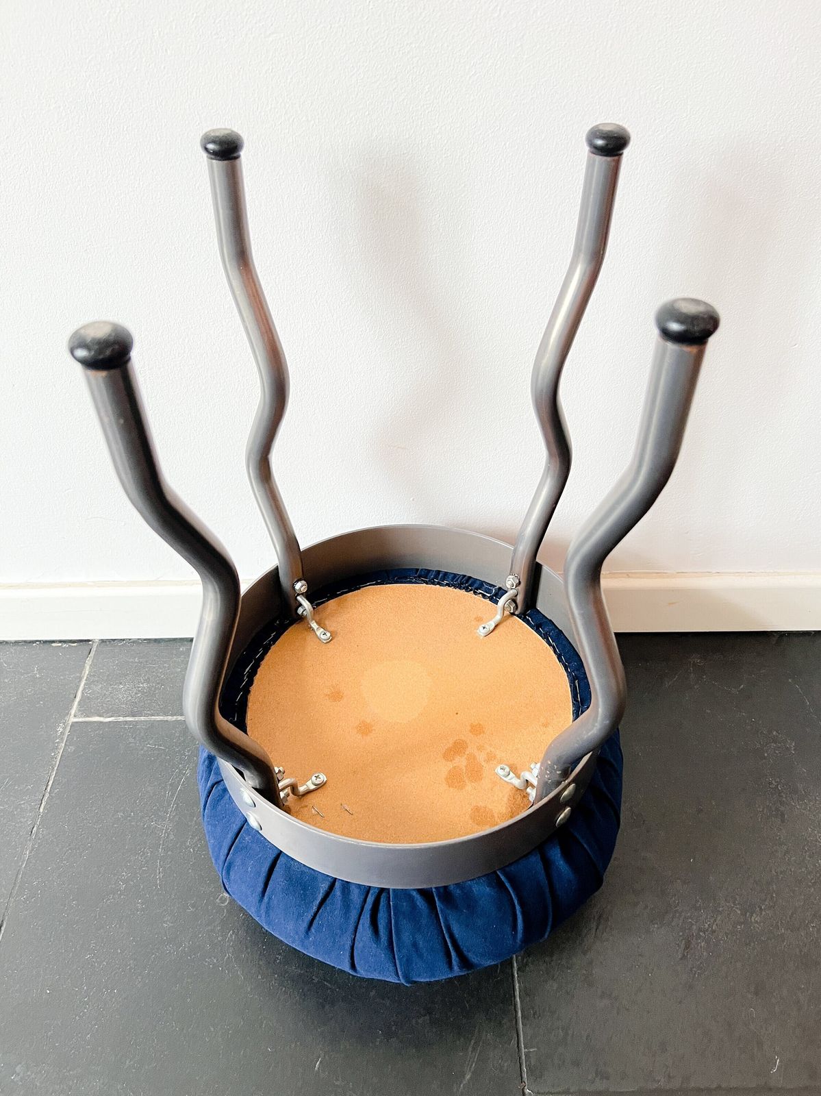 photo furniture Vintage Ikea Kruk 'Uri', Ontworpen Door Per Ivar Ledang – 1995 – Grijs, Blauw – Memphis Milano Stijl