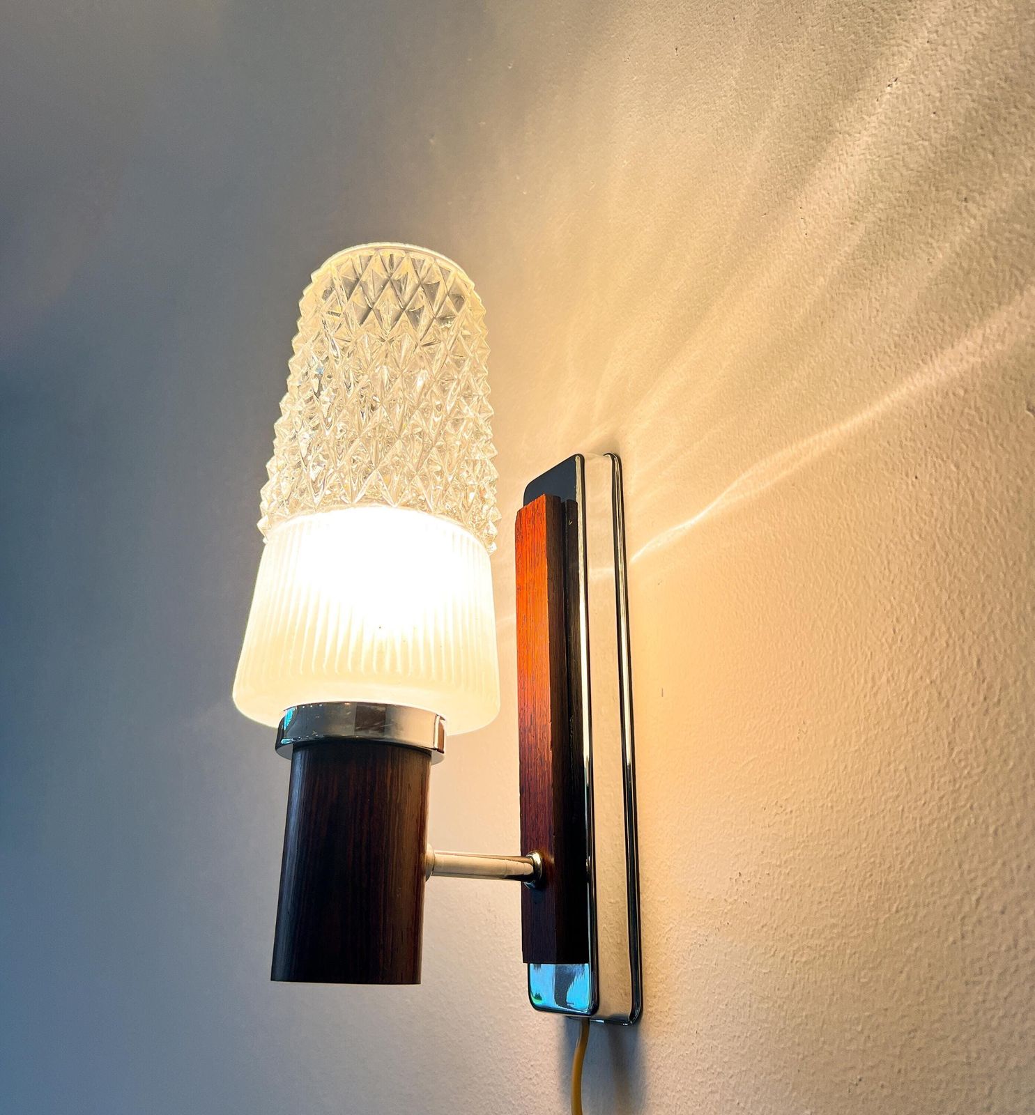 Vintage Wandlamp   Louis Kalff Stijl   Hout, Glas, Metaal   Uitstekende Staat   Scandinavisch Design   Jaren 60