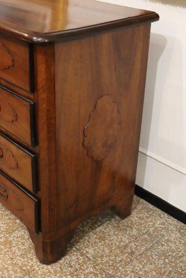 photo furniture 17th Century Chest Of Drawers In Walnut
