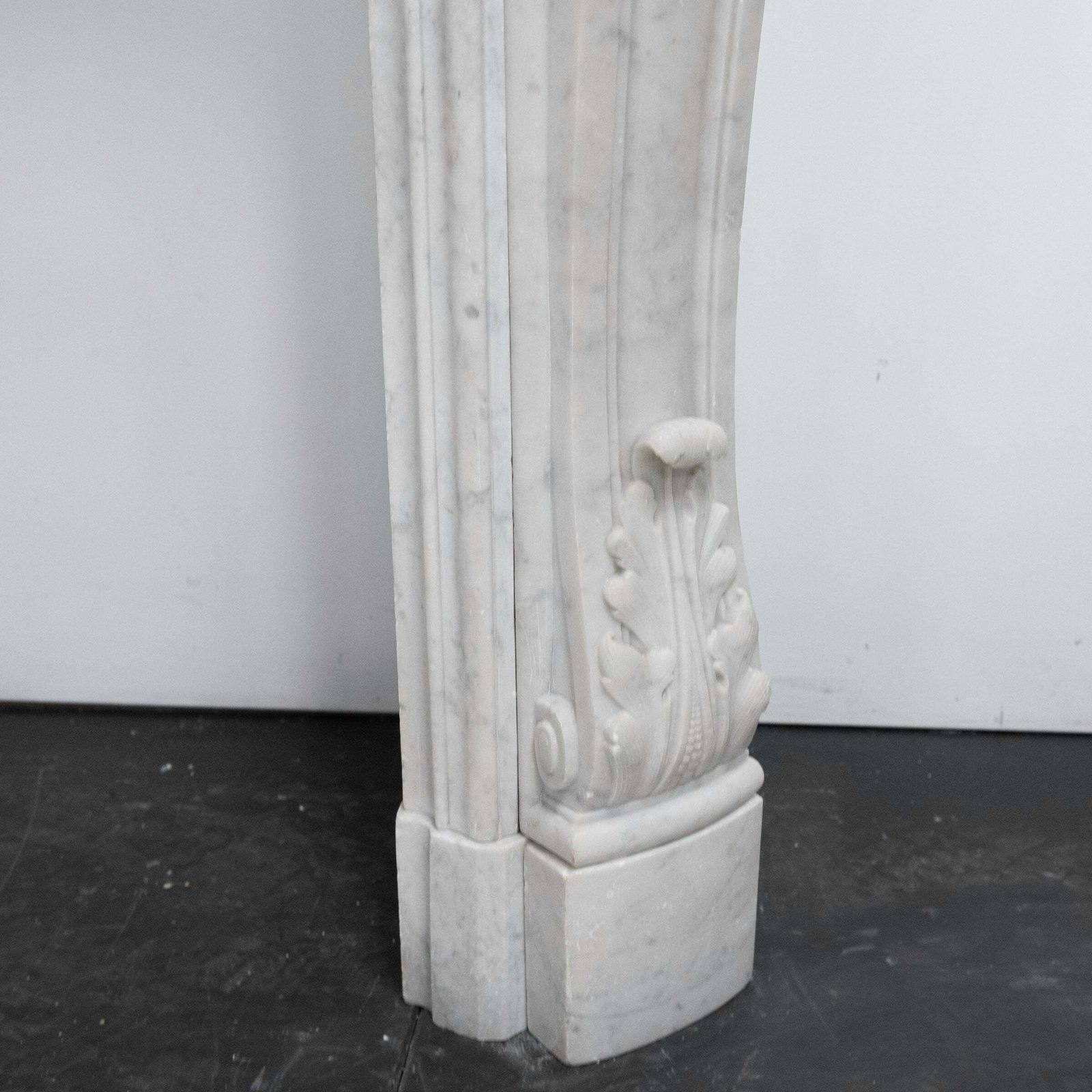 photo vinterior Antique French Style Carrara Marble Chimneypiece