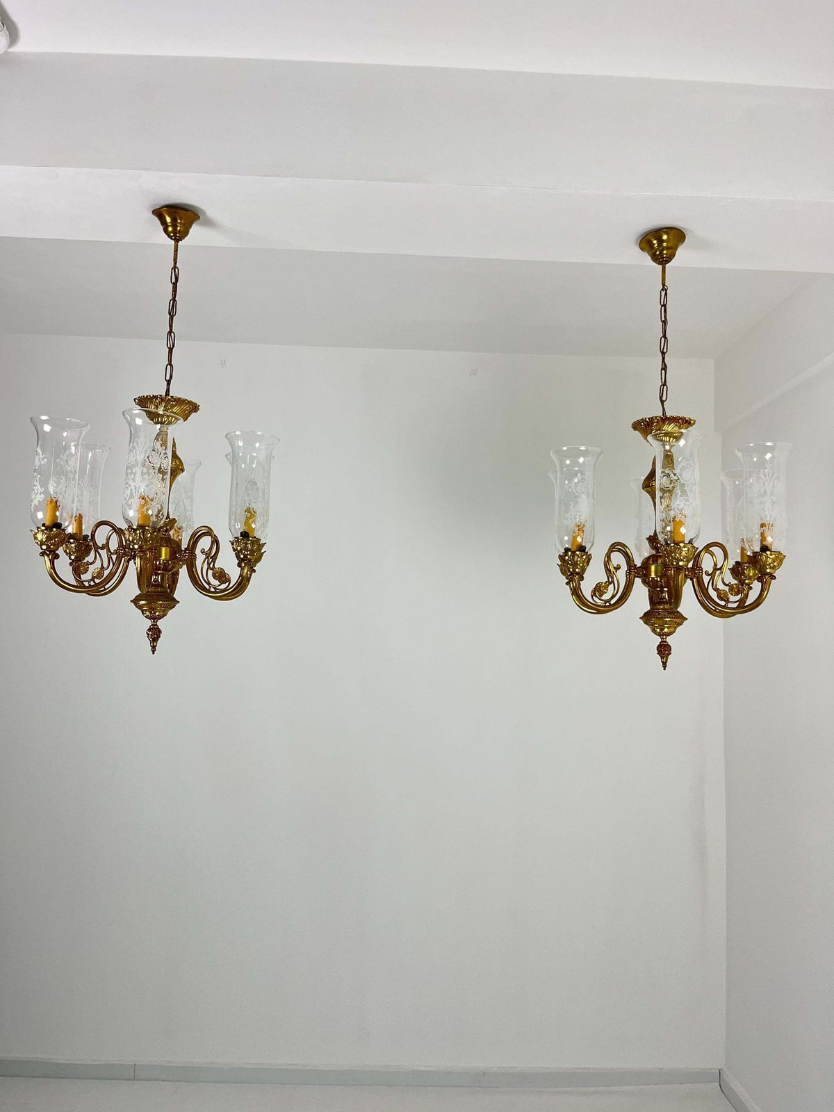 5653.0 Set Of 2 Venetian Chandeliers 6 Lights Brass And Murano Glass 1960s photo