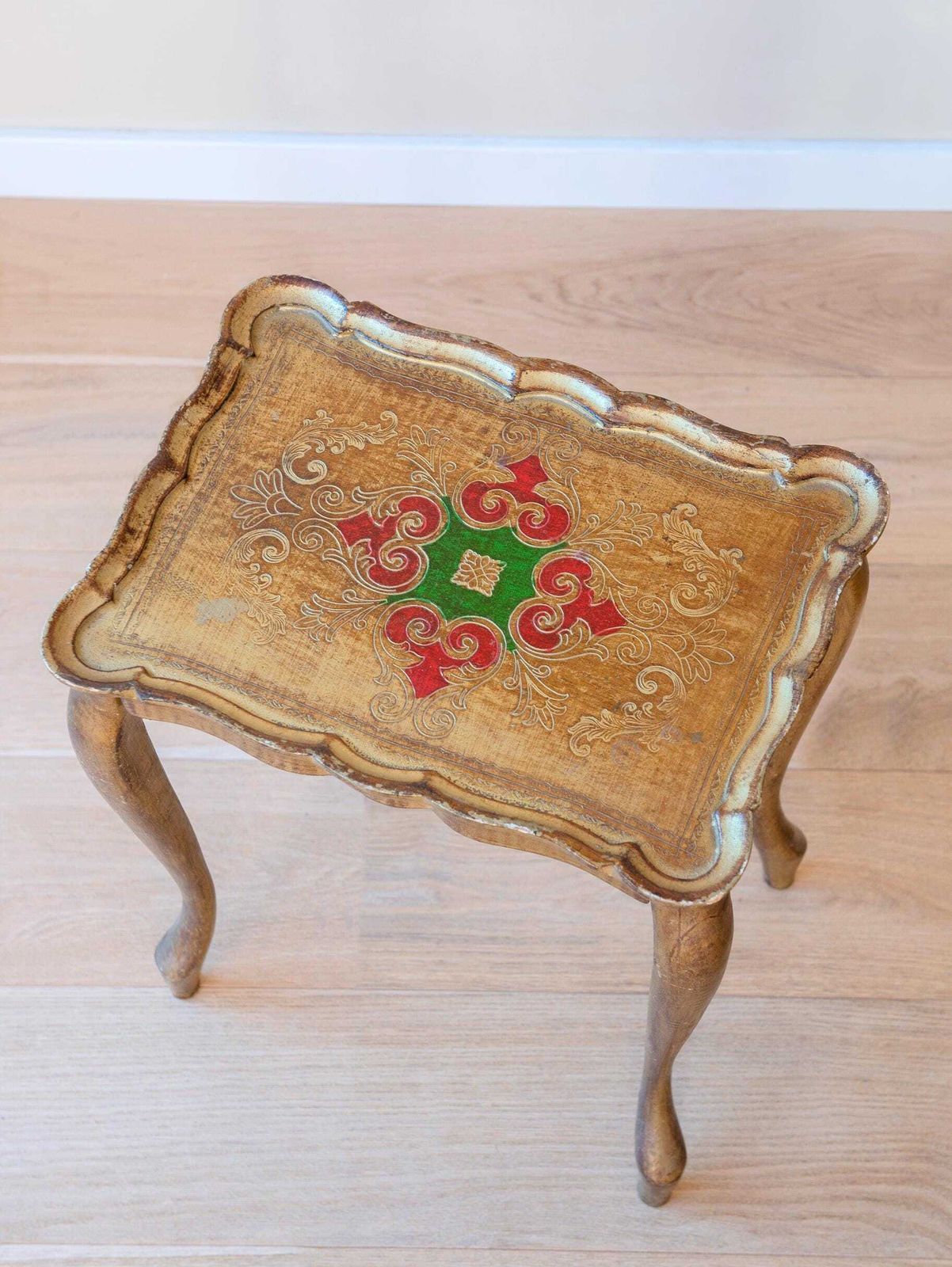 Table d'appoint florentine dorée, table basse italienne à feuilles d'or, bord festonné, Rococo photo 215.0
