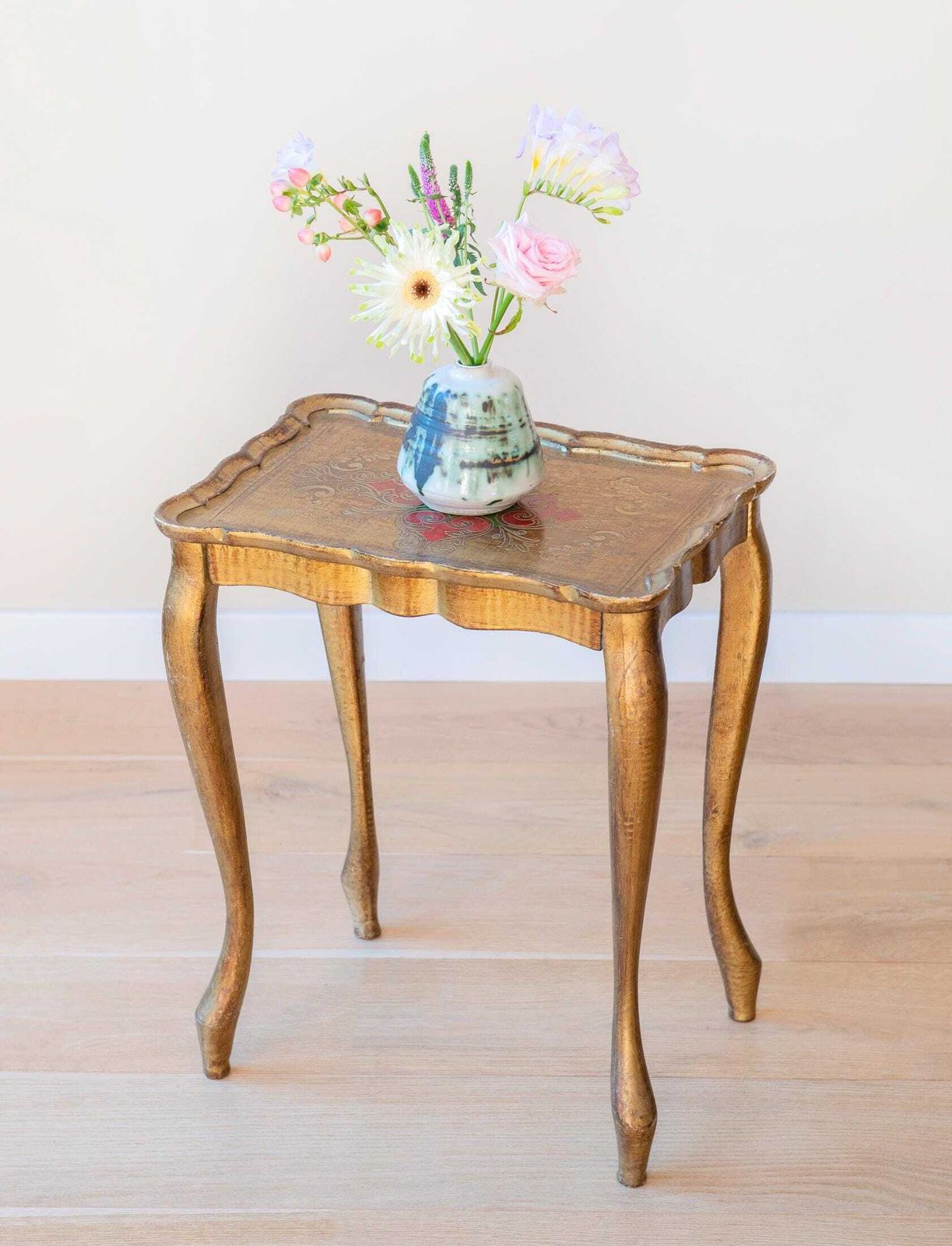 Table d'appoint florentine dorée, table basse italienne à feuilles d'or, bord festonné, Rococo photo vinterior