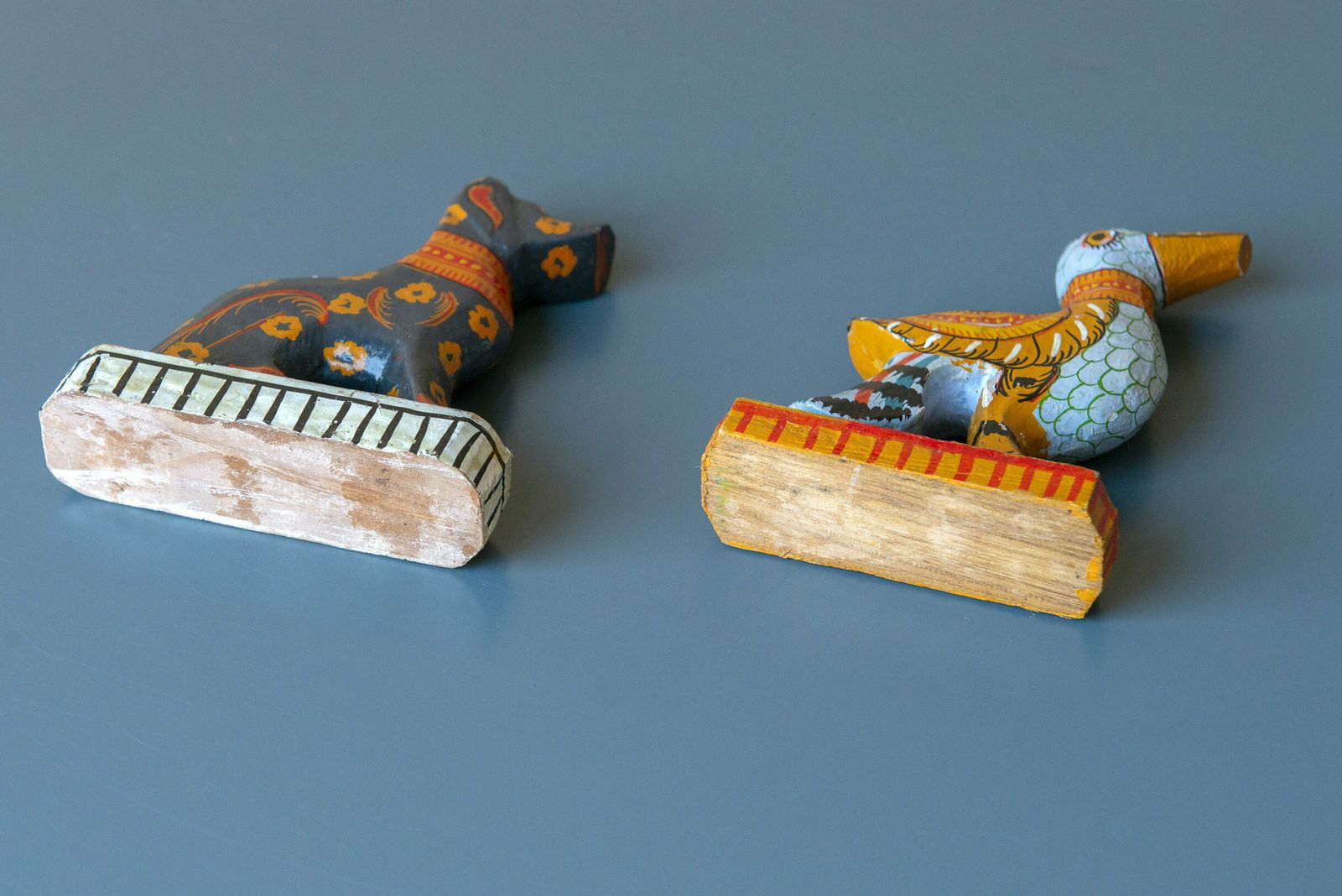 photo furniture Set Van 2 Indiase Pattachitra Kunstbeeldjes, Hond En Vogel, Decoratieve Folkloristische Dieren, Kleurrijke Handgeschilderde Beeldjes
