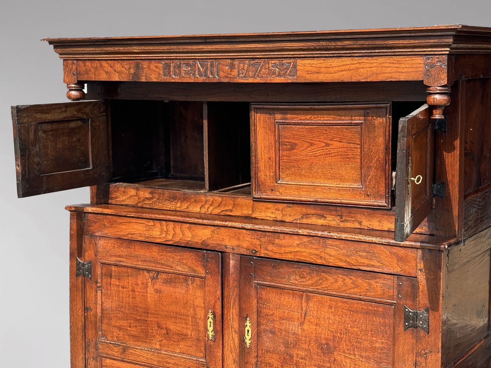 18th Century English Elm Court Cupboard photo vinterior