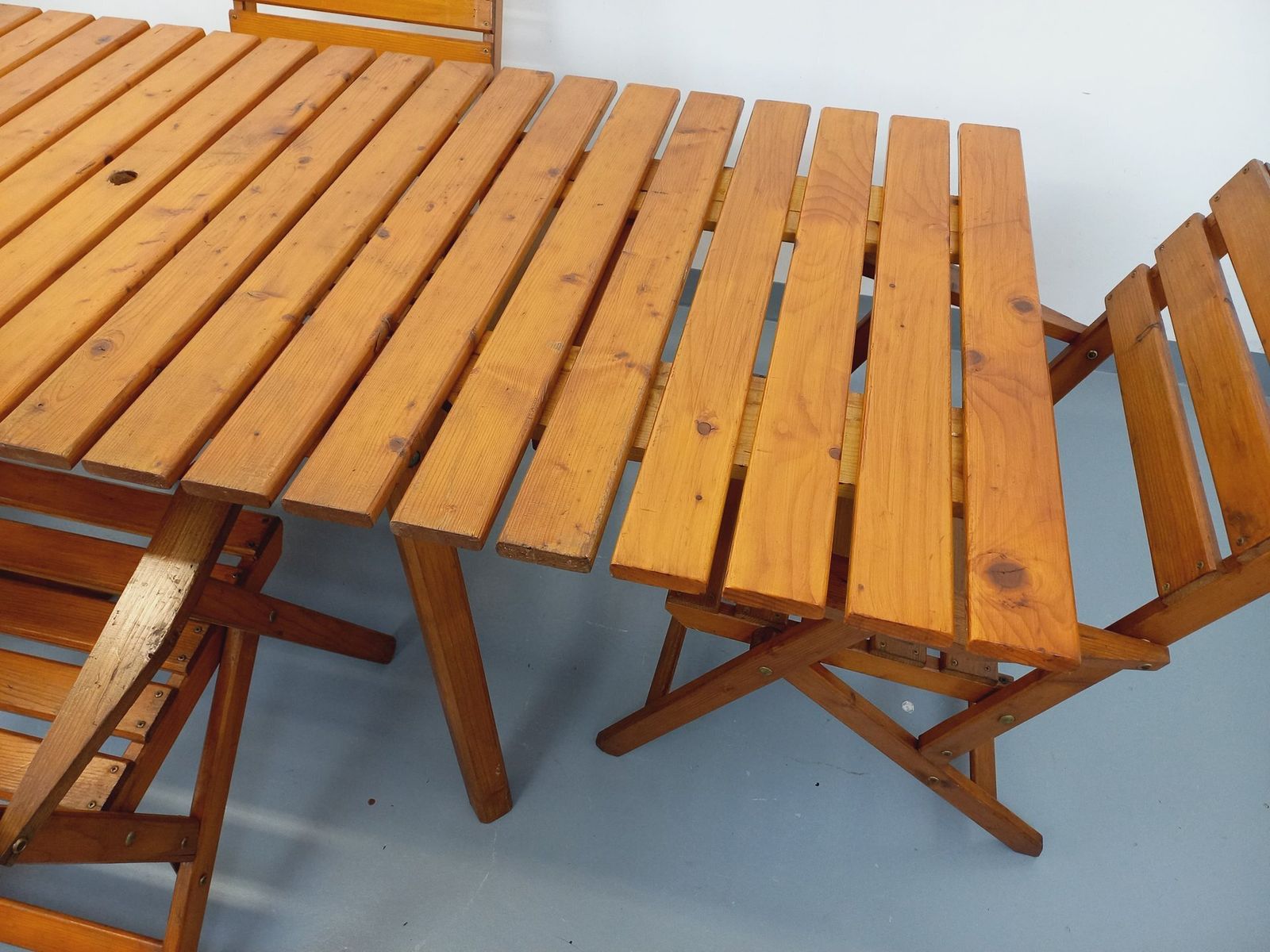 1047.0 Garden Furniture Set Consisting Of A Table And 4 Wooden Armchairs photo
