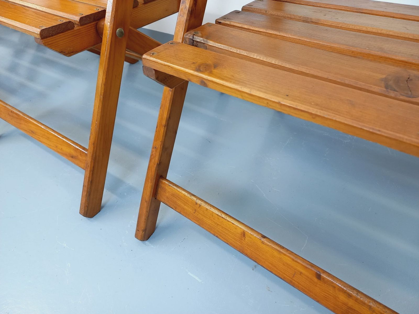 photo vintage Garden Furniture Set Consisting Of A Table And 4 Wooden Armchairs