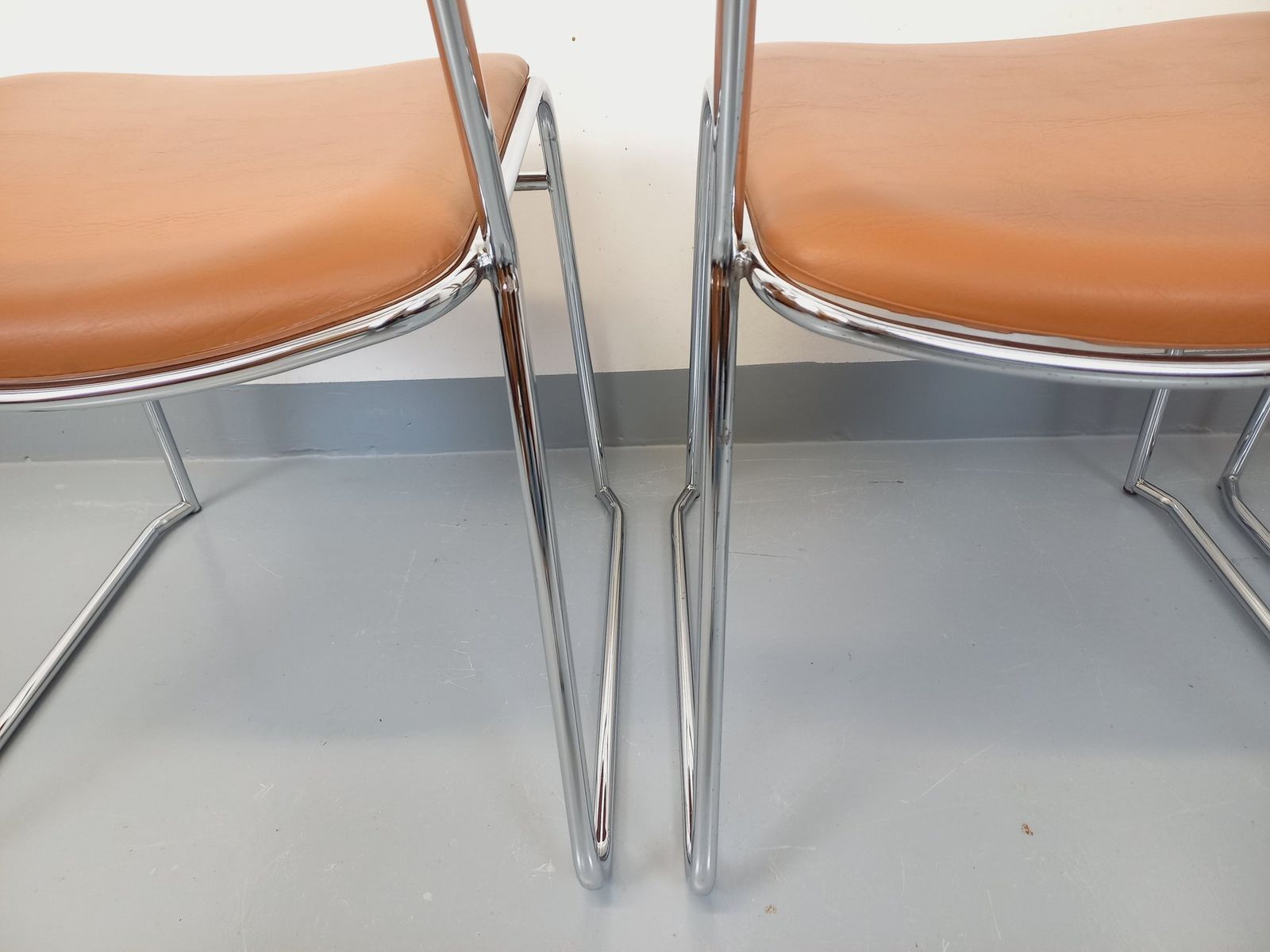 photo furniture 4 Chrome Metal And Cognac Leatherette Sled Chairs