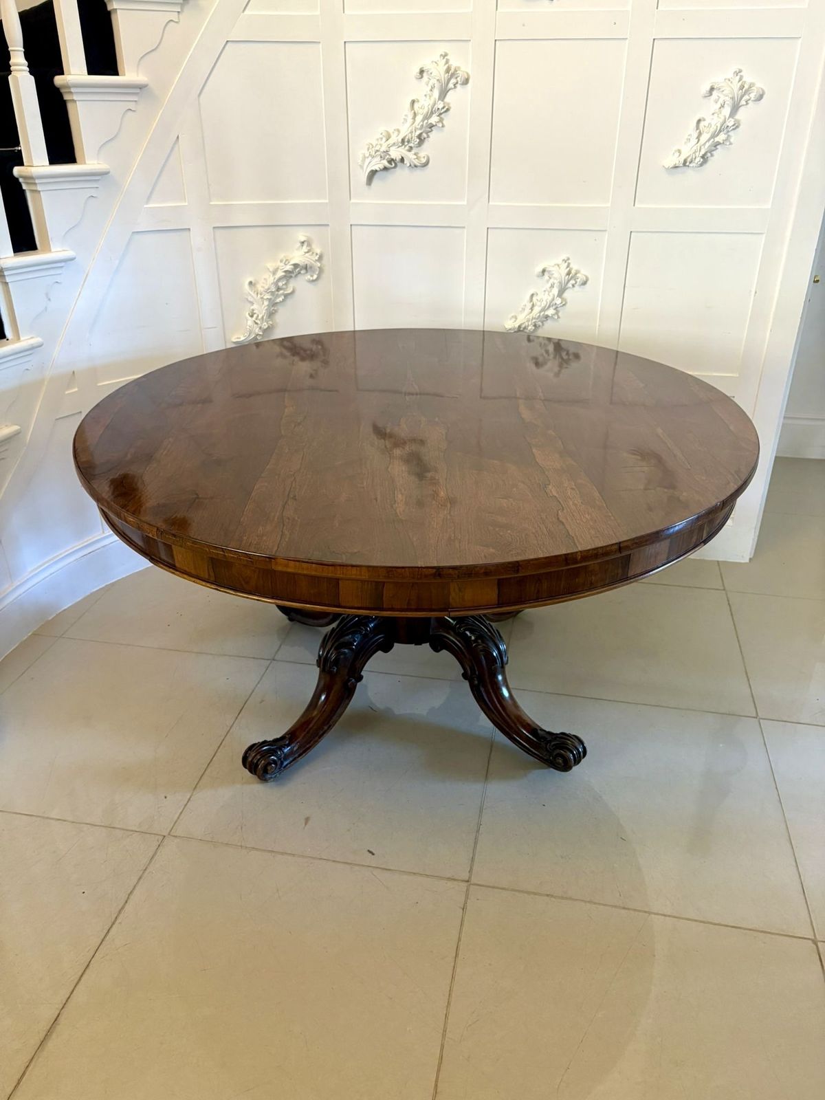 photo vintage Outstanding Quality Antique 19th Century Carved Rosewood Circular Dining Table