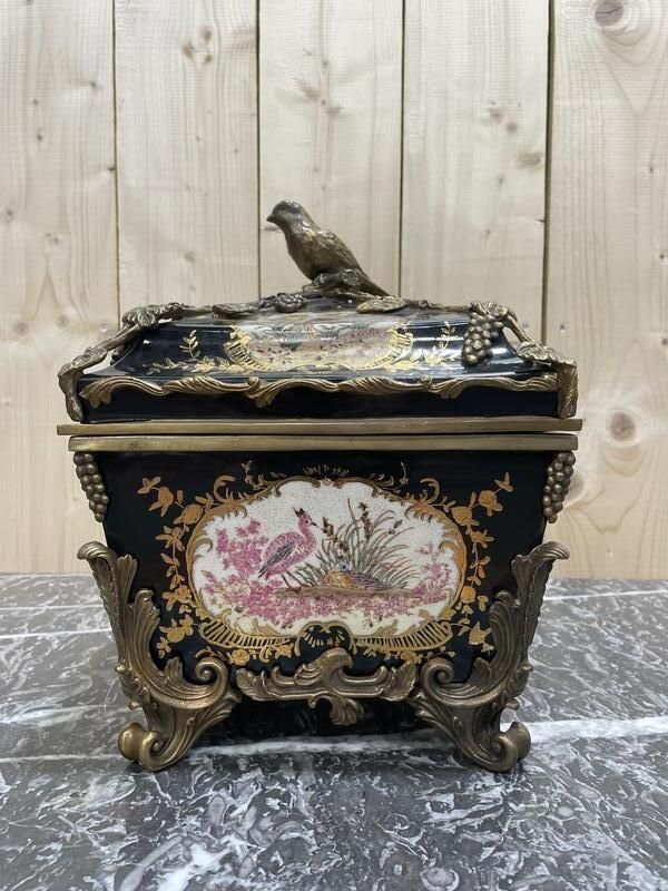 Coffret En Porcelaine Polychrome Et Dorée à Monture Bronze Napoleon III photo for sale