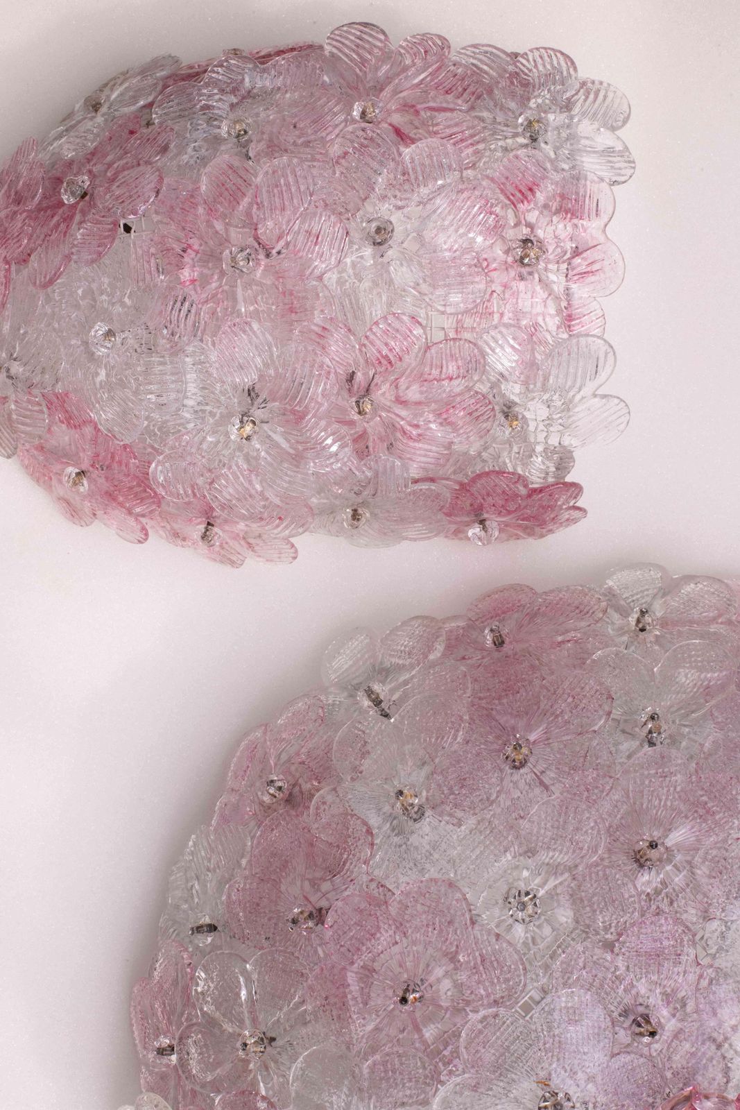 photo vintage Set Of Murano Ceiling Light And 2 Murano Wall Light Pink Flower By Seguso, 1970