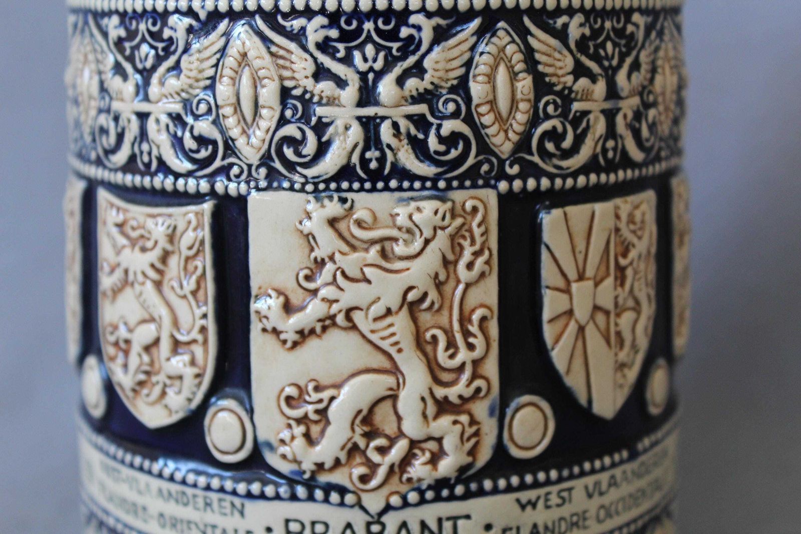 Antiek Duits Steengoed Keramische Pot Met Deksel, Snuisterdoosje, Humidor/Tabakspot, Kobaltblauw En Crème Steengoed, Belgische Provincies, Gevleugelde Draken photo furniture