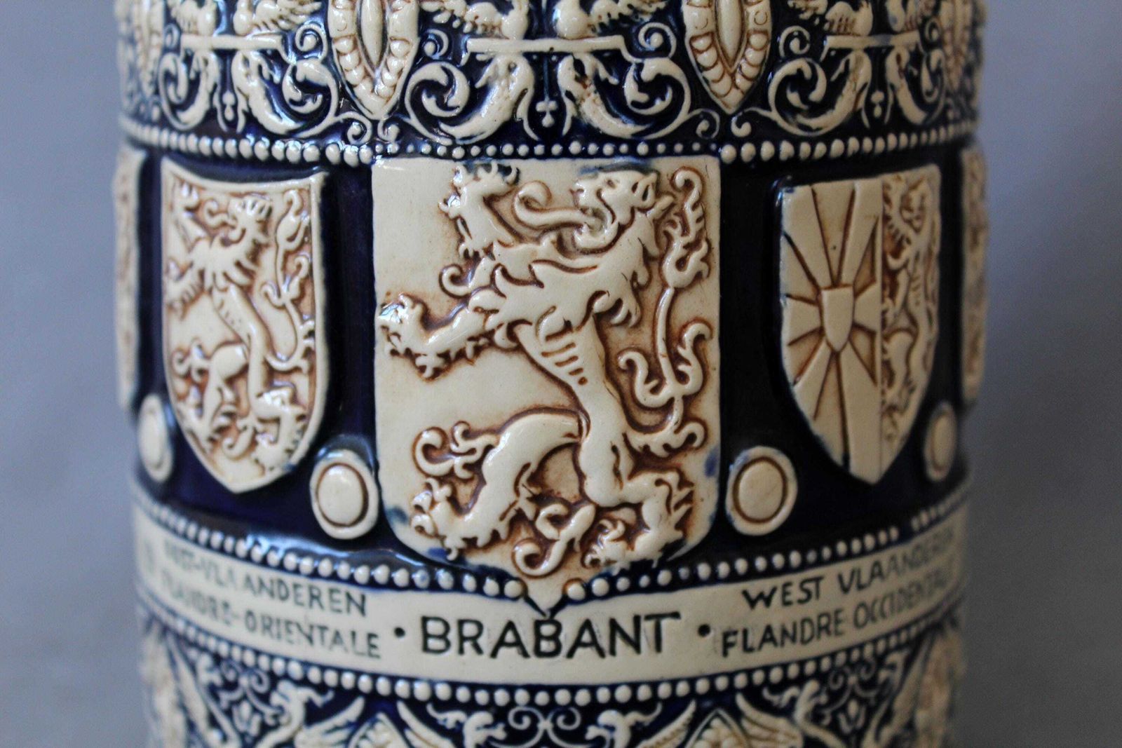 Antiek Duits Steengoed Keramische Pot Met Deksel, Snuisterdoosje, Humidor/Tabakspot, Kobaltblauw En Crème Steengoed, Belgische Provincies, Gevleugelde Draken photo for sale