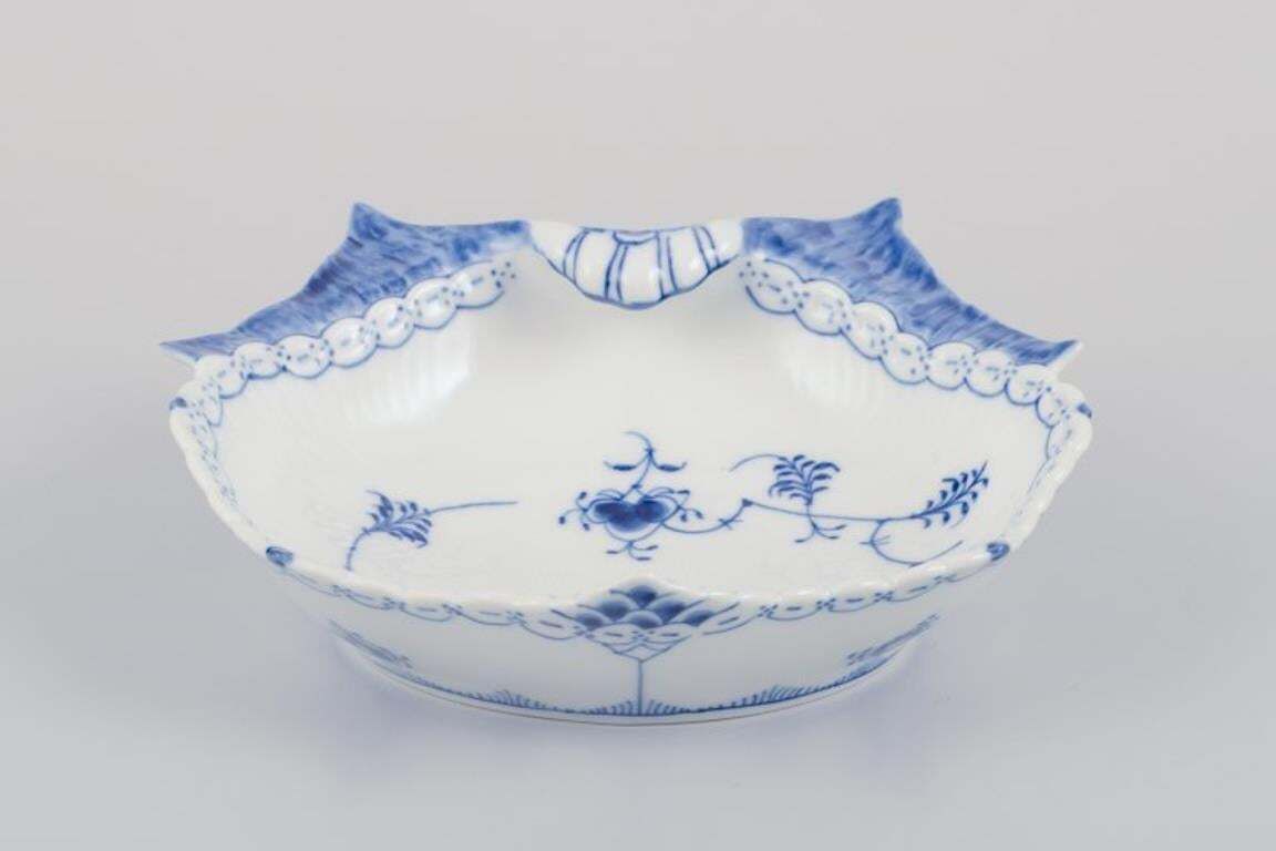Royal Copenhagen Blue Fluted Half Lace, Mussel Shaped Bowl In Porcelain. photo furniture