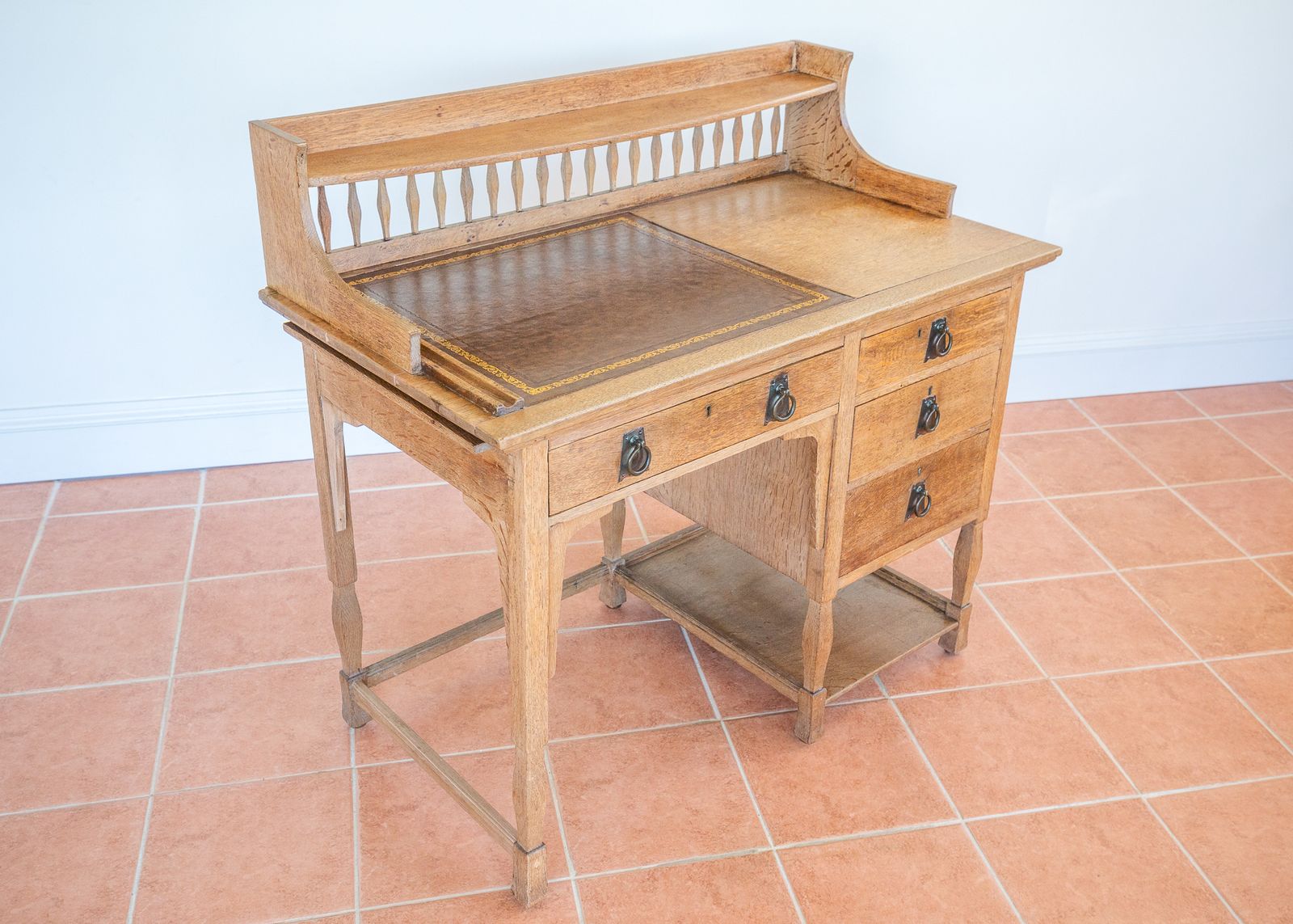 photo furniture Blonde Arts & Crafts Desk English Antique 1900 Leather Tiger Oak By Shapland & Petter English Light Oak Golden Leather Top Early 20th Century