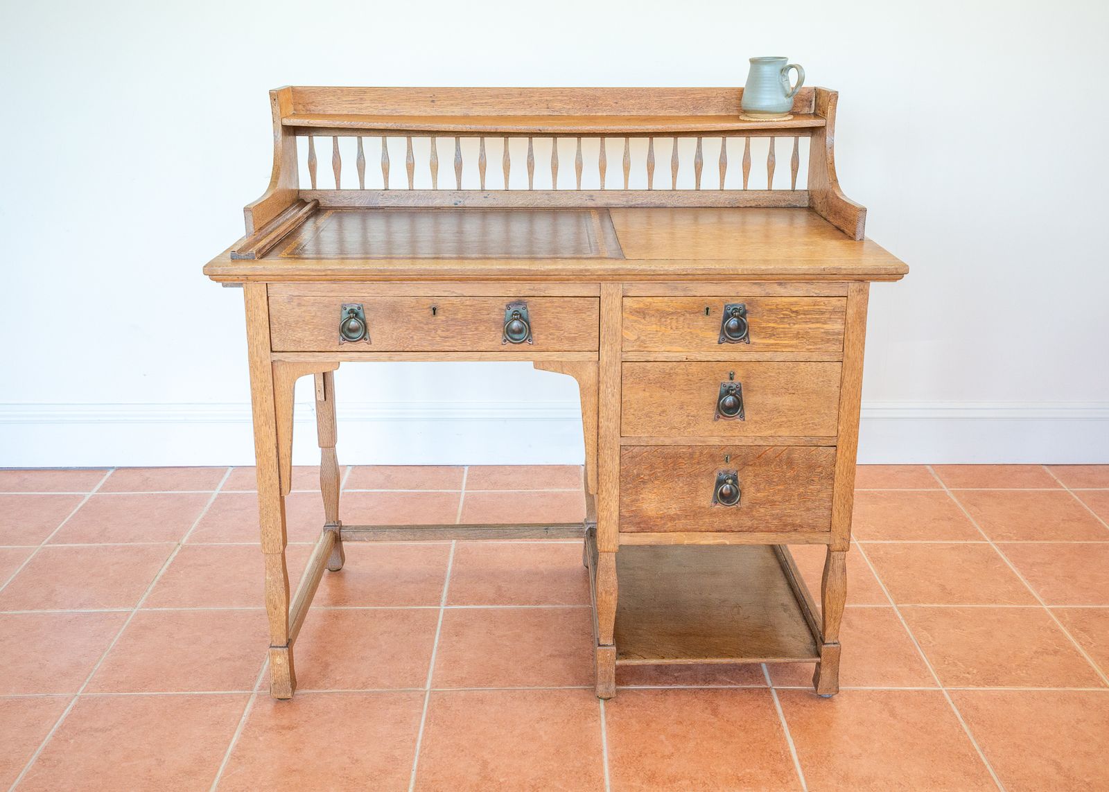 Blonde Arts & Crafts Desk English Antique 1900 Leather Tiger Oak By Shapland & Petter English Light Oak Golden Leather Top Early 20th Century photo for sale