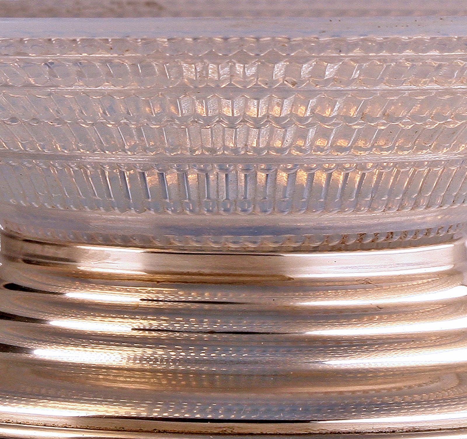 photo furniture Early 20th Century Circular Art Déco French Opalescent Glass Centerpiece Serving Decorative Plate With Silver Base