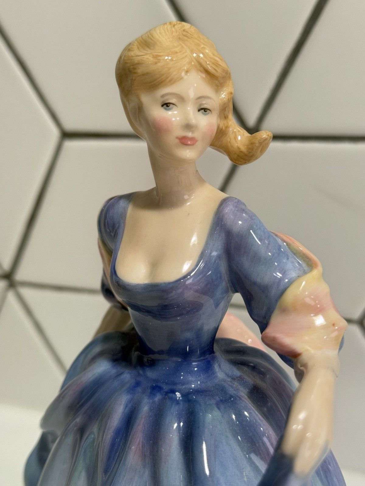Royal Doulton Elizabeth Lady Figurine Hn2465 1990 photo furniture
