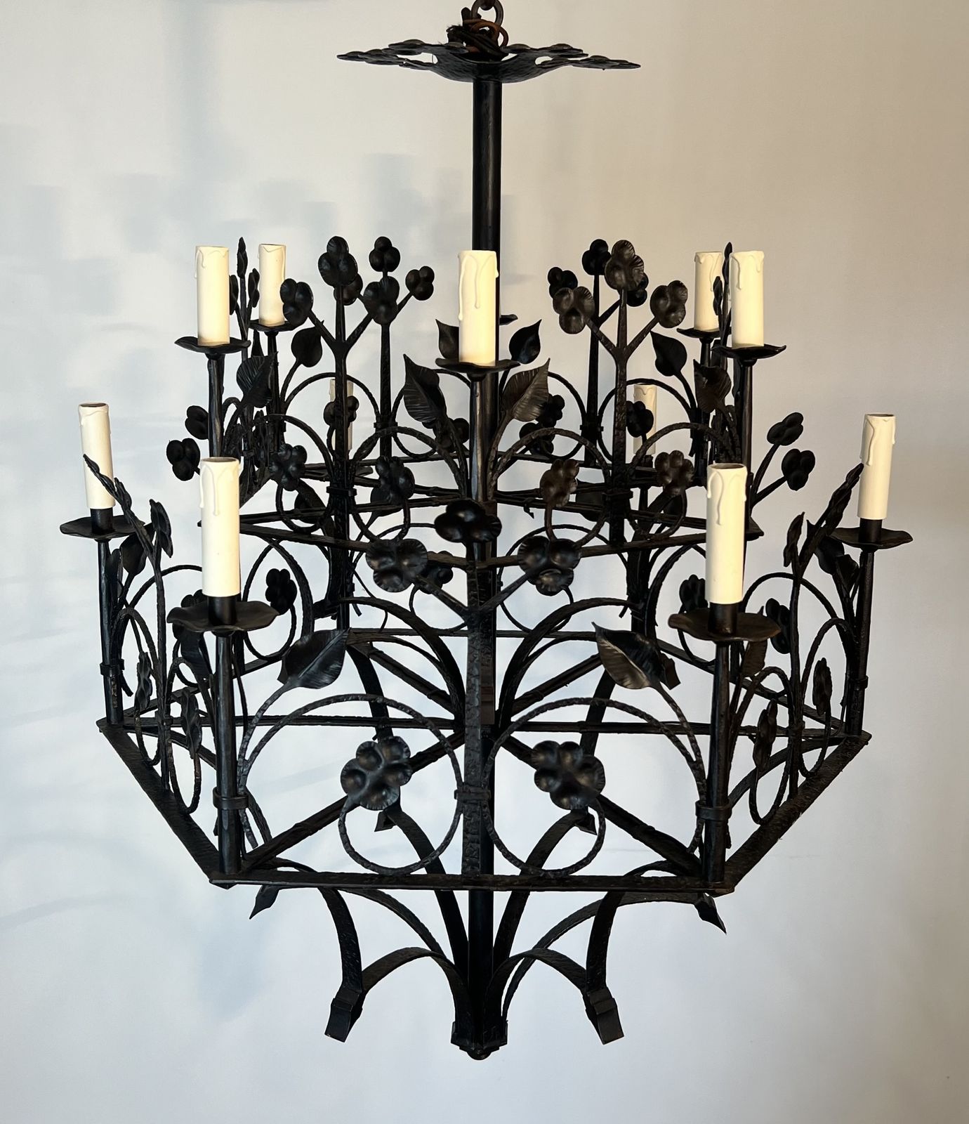 photo vinterior Large 12 Light Wrought Iron Chandelier With Clover And Foliage Decorations