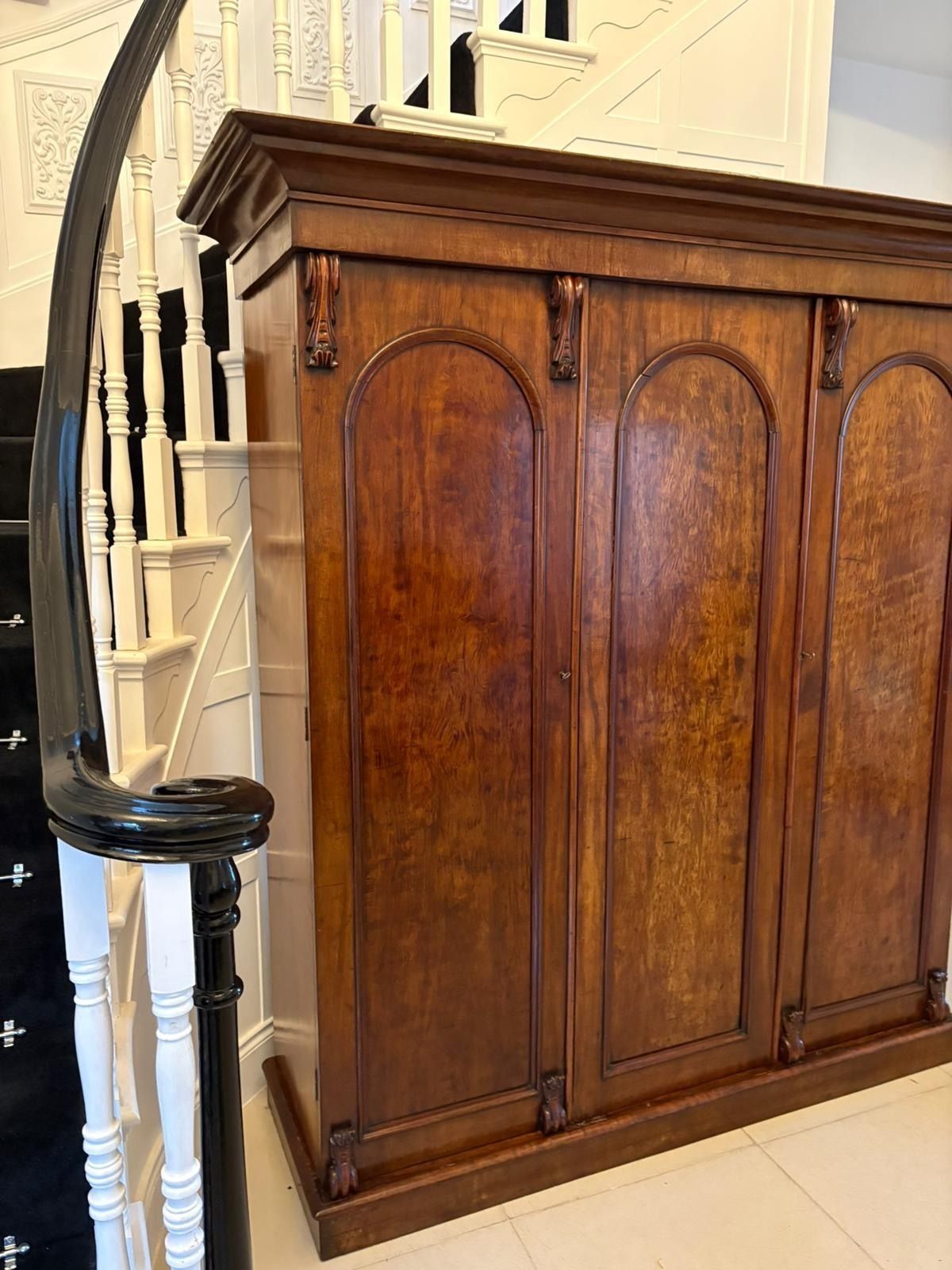 photo vintage Antique 19th Century Quality Figured Mahogany Wardrobe