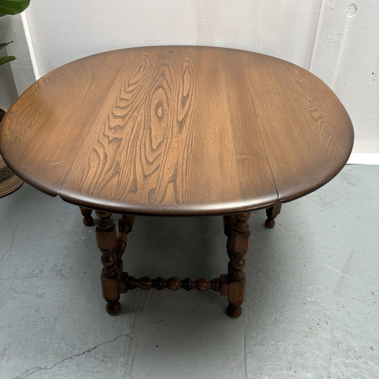 photo vintage Ercol Trinity Solid Elm 2 Tier Drop Leaf Coffee Table In Golden Dawn