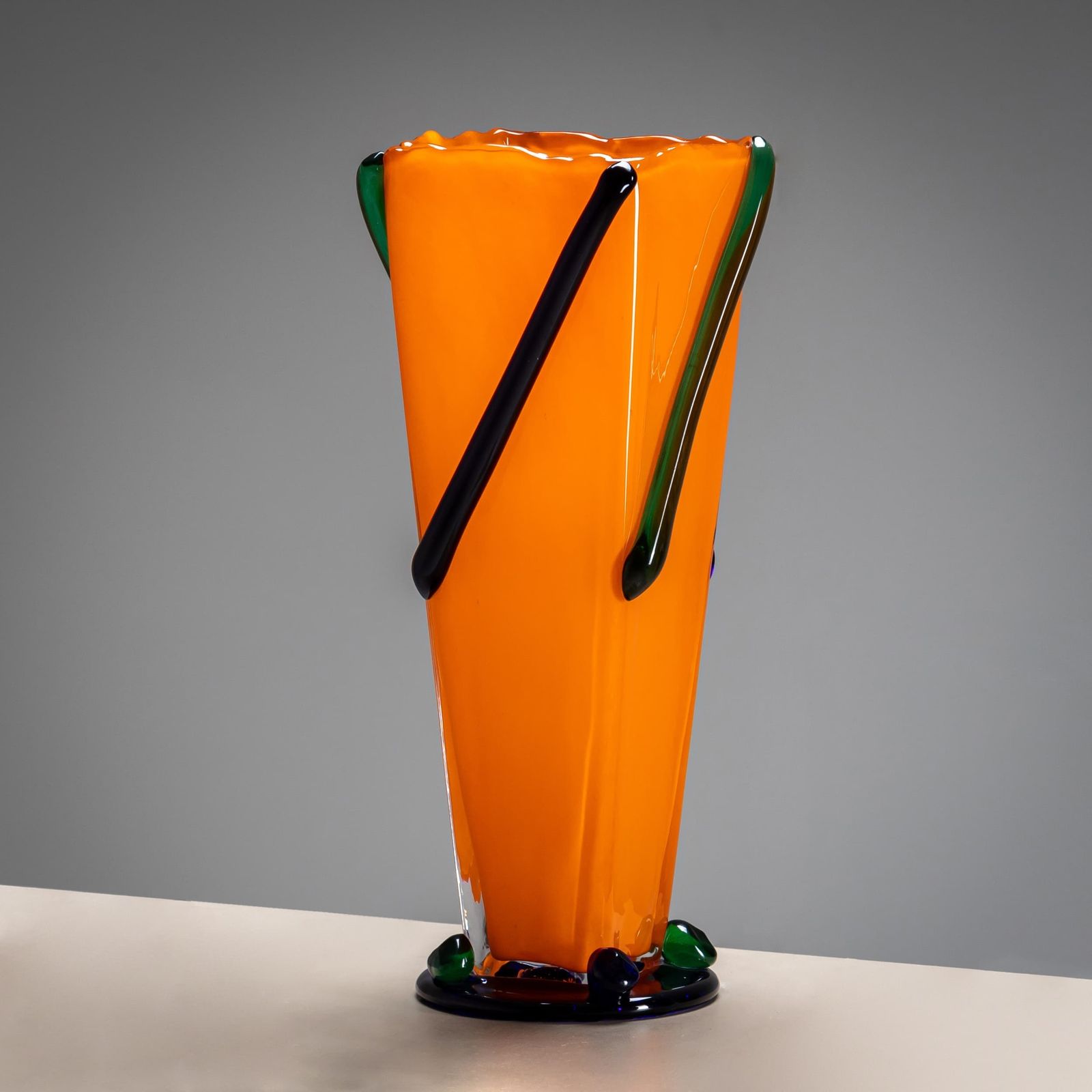 Orange And Green Vase, Signed J. Guliajile, 20th Century photo vinterior