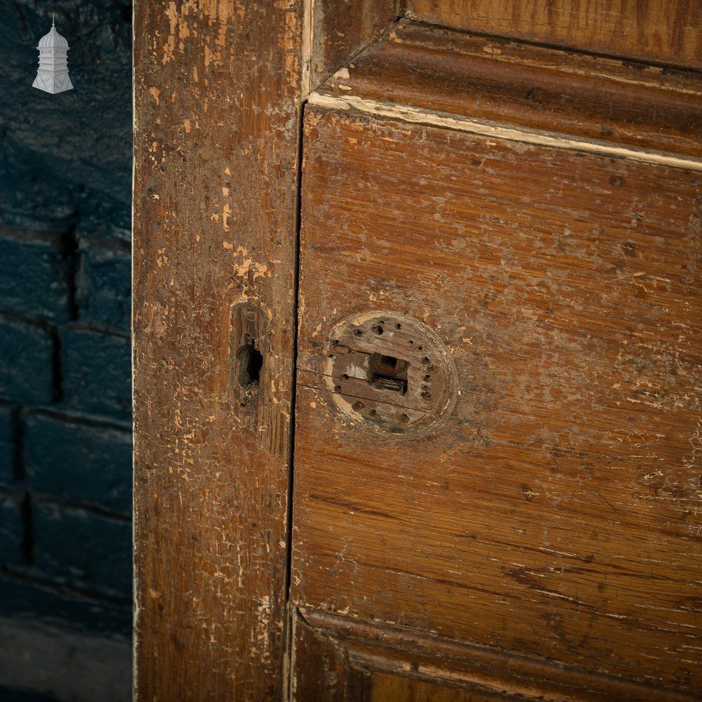 photo vintage 6 Panel Pitch Pine Door, Original Hardware, Distressed White Paint And Faux Woodgrain