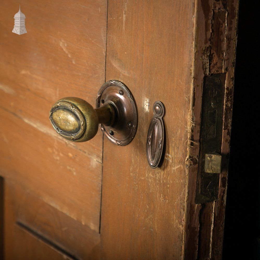 photo vinterior Four Panel Door, Moulded With A Worn Stained Finish.