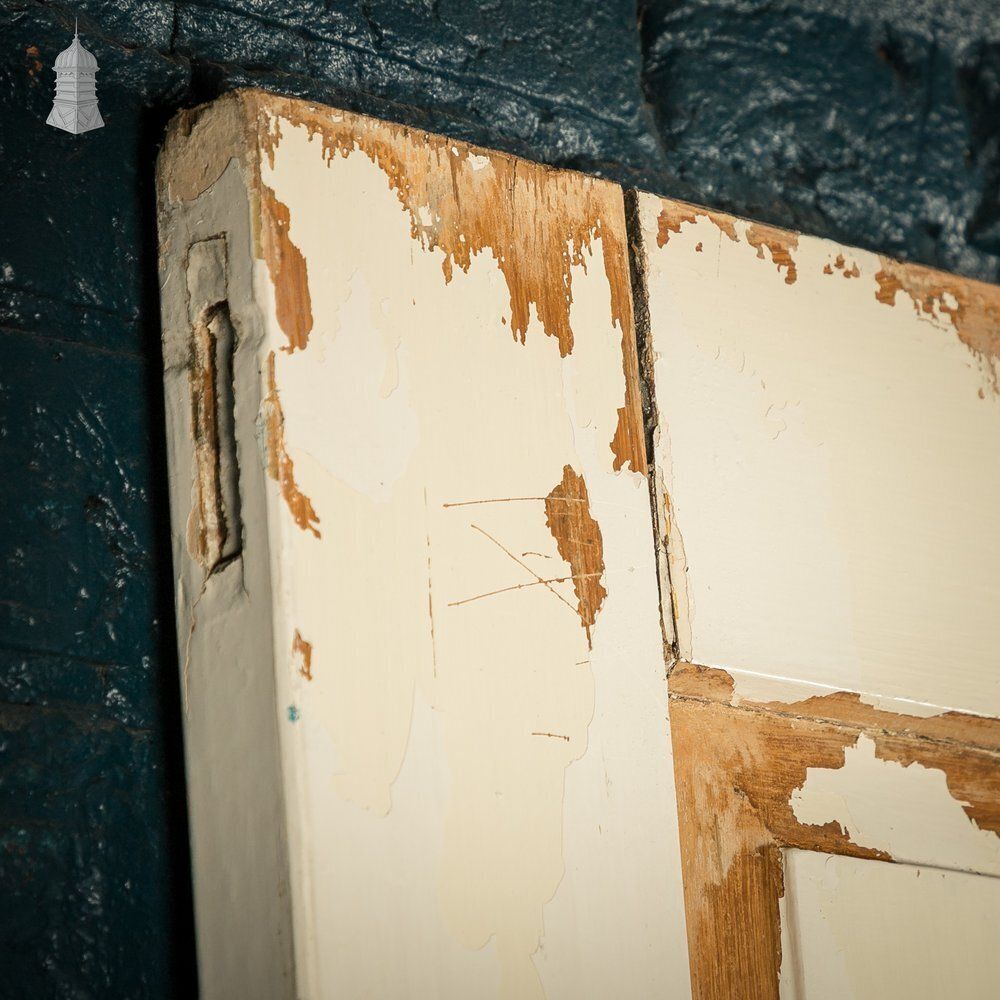 photo vintage Moulded 4 Panel Door – Worn White Paint, Honey Pot Handles