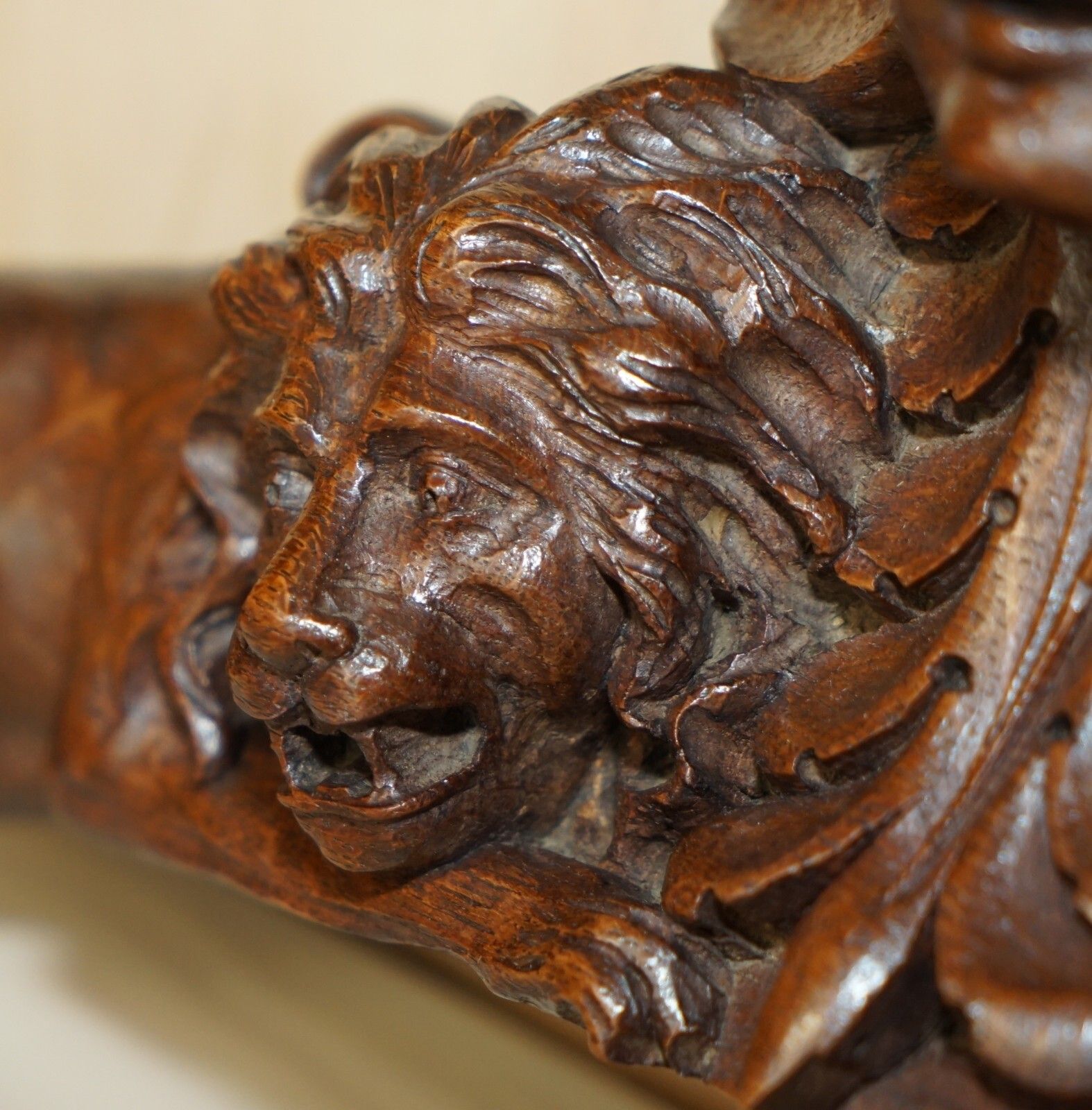 photo furniture Important 18th Century Circa 1720 Oak Carved Surmount Of Regal Lions &Amp; A Putti