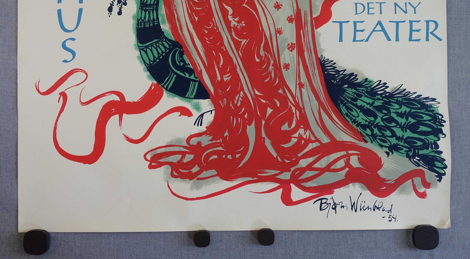 1954 Bjørn Wiinblad – The Teahouse Of The August Moon At The New Theater (Rood) – Vintage Poster photo vinterior