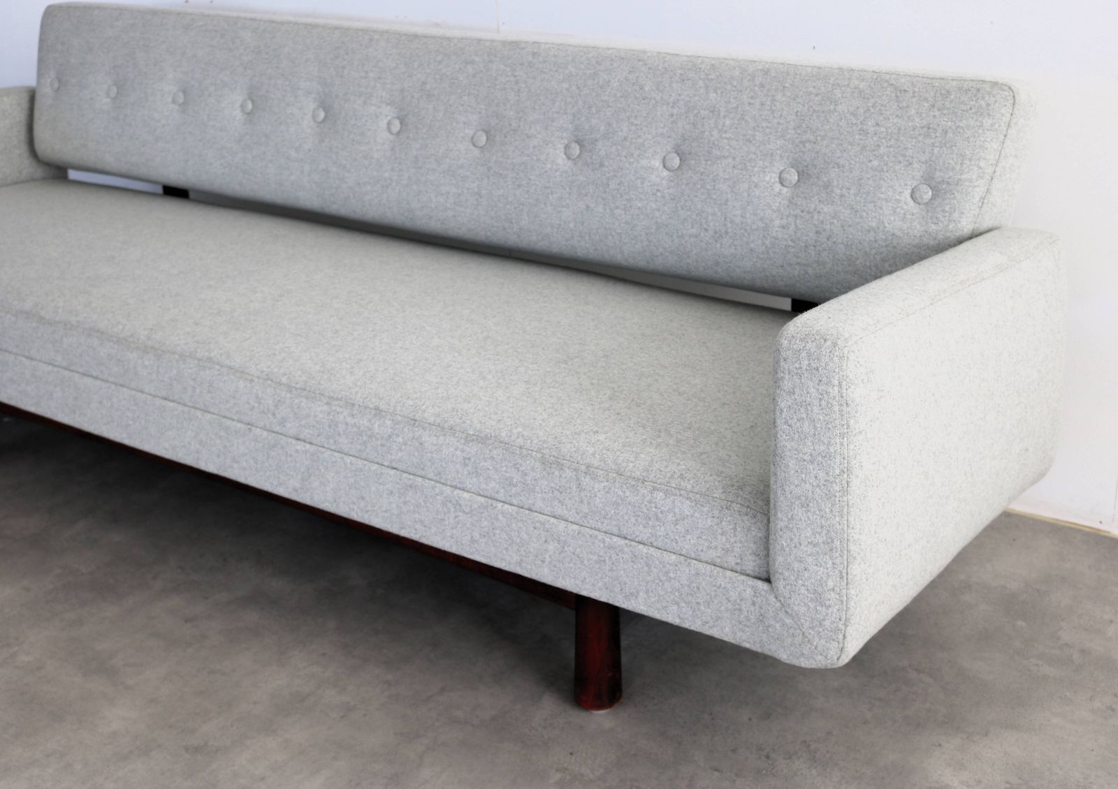 photo furniture Zeldzame Bank Van Edward Wormley, Model "New York"