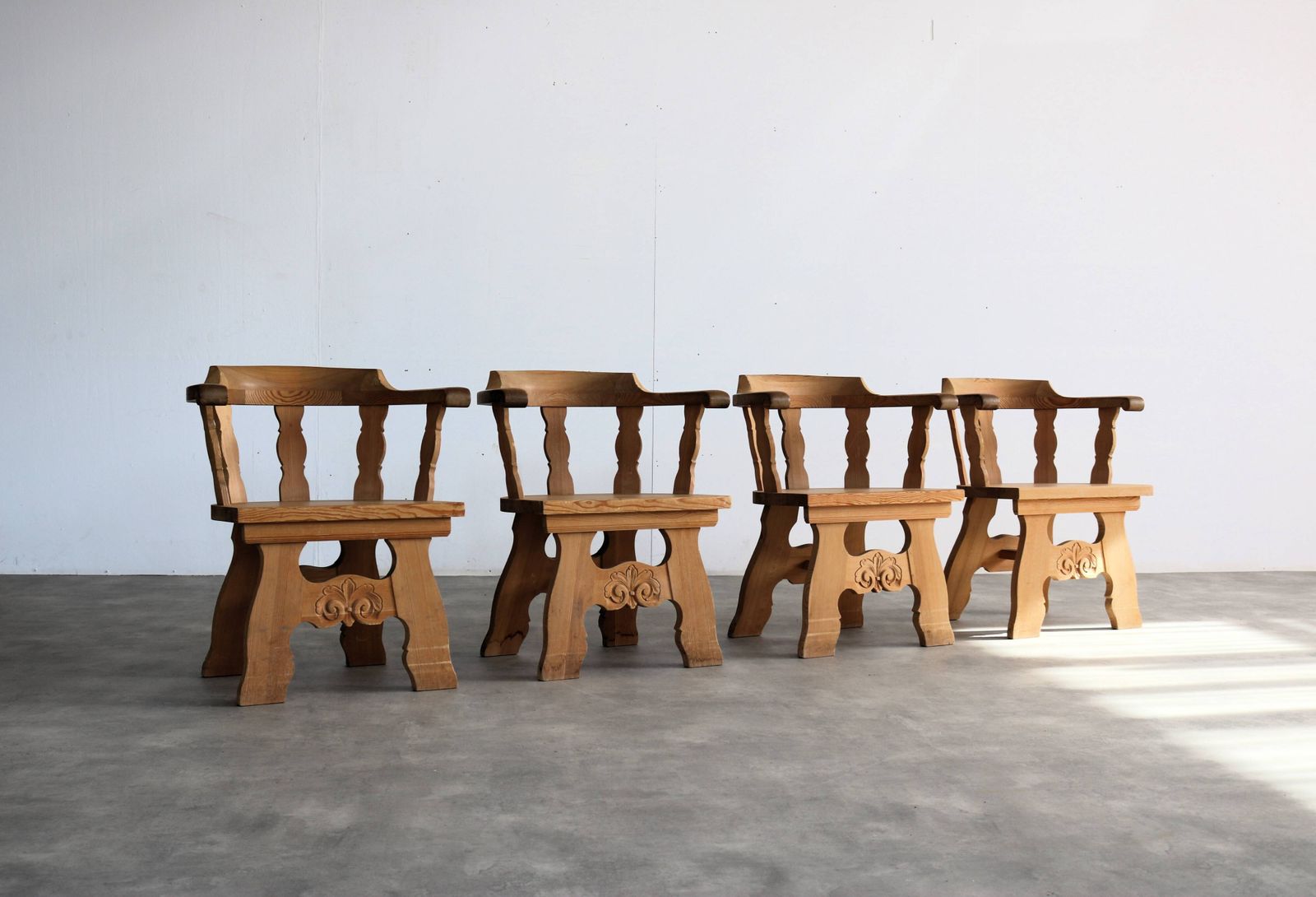 823.0 Vintage Stoelen | Eetkamerstoelen | Brutalistisch | Zweeds photo