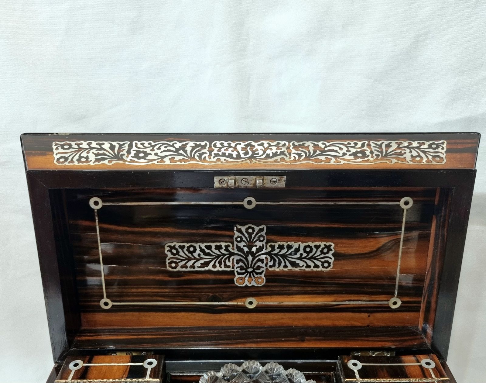 An Exceptionally Fine Quality And Eye Catching Coromandel Tea Caddy Of Large Size & Sarcophagus Shape, Profusely Inlaid With Mother Of Pearl. photo Home Decor
