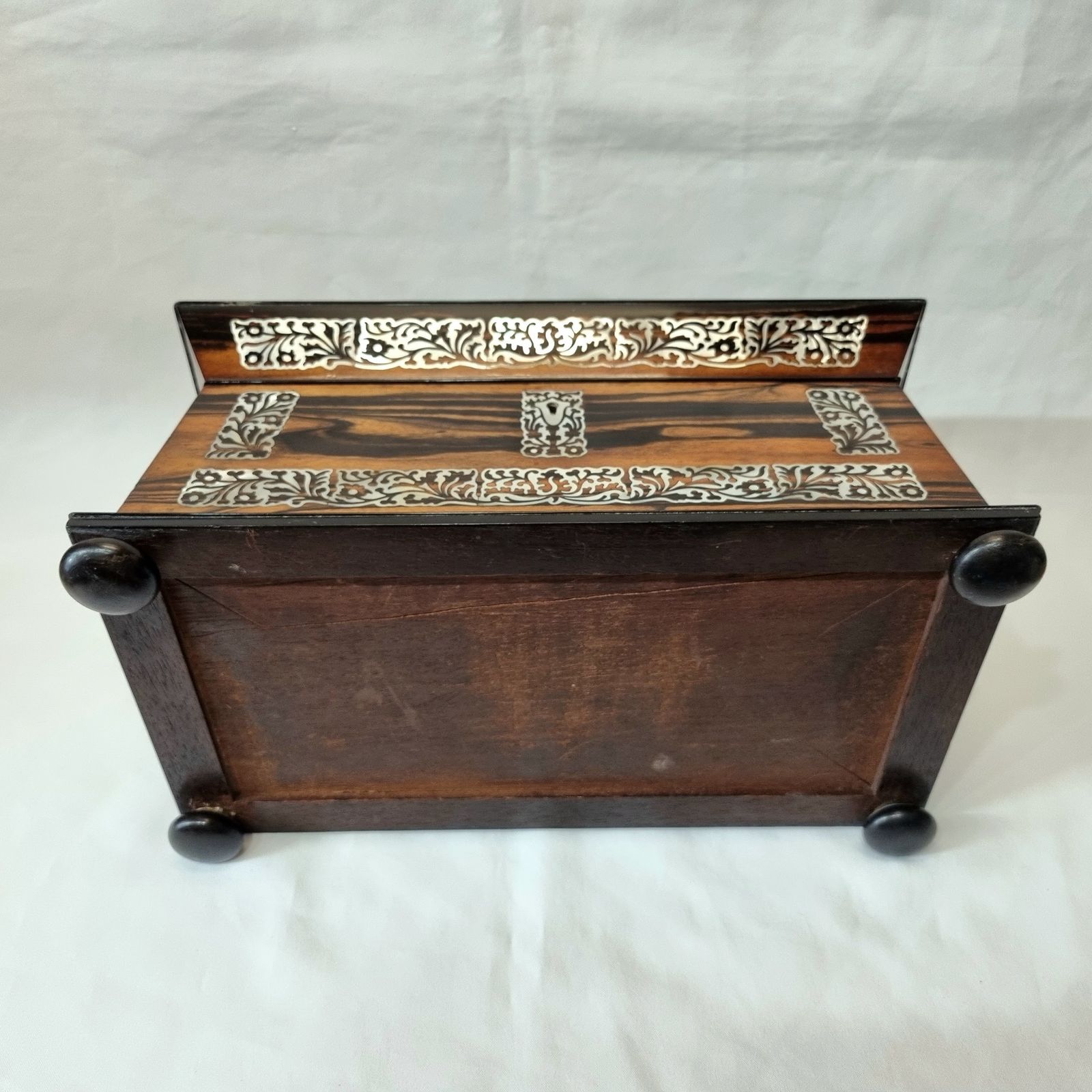An Exceptionally Fine Quality And Eye Catching Coromandel Tea Caddy Of Large Size & Sarcophagus Shape, Profusely Inlaid With Mother Of Pearl. photo vinterior